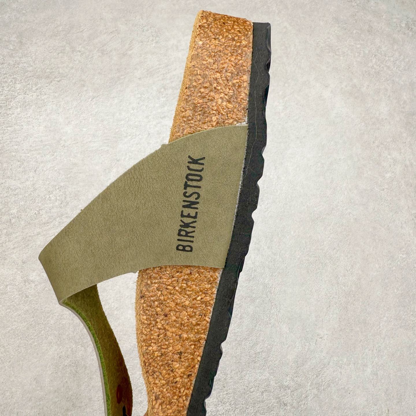 图片[7]-Birkenstock Ramses 系列 勃肯夹趾皮革绒面双扣时尚人字拖拖鞋 牛皮绒面革质地柔软 搭配可调节鞋扣提升穿着舒适度 人体工学设计分散脚部压力 保护脚踝 软木乳胶鞋床具有一定的收缩性 长时间穿着后能贴合脚型 EVA鞋底回弹性和抗张性力高 具有良好的防震、缓冲性 四季皆宜 柔软的鞋床采用额外的泡沫缓冲层 提供额外的舒适感和全天支撑 全网独家首发 源于德国的严谨工艺 牛巴戎面 中层松木 EVA 三层组合大底 优质牛皮面料五金扣 出口订单 尺码：35-44-选品中心