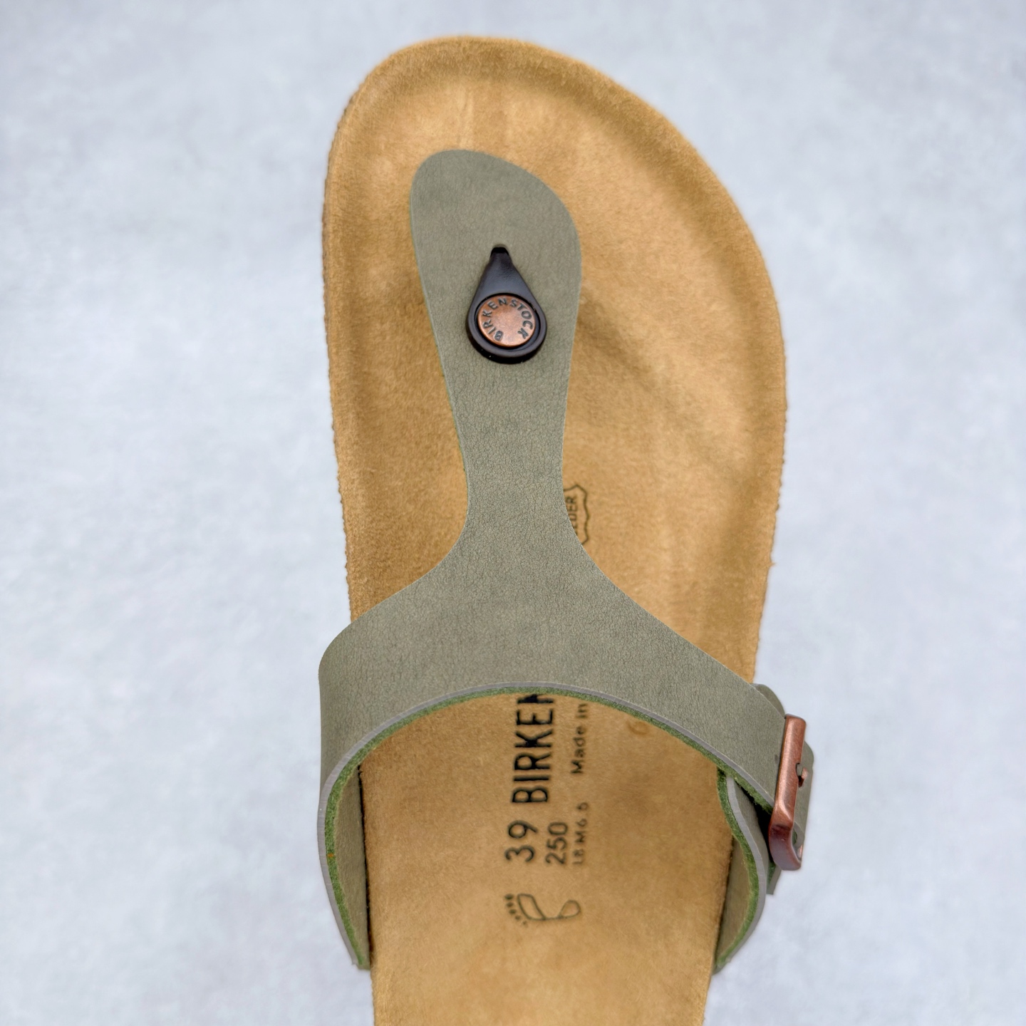 图片[4]-Birkenstock Ramses 系列 勃肯夹趾皮革绒面双扣时尚人字拖拖鞋 牛皮绒面革质地柔软 搭配可调节鞋扣提升穿着舒适度 人体工学设计分散脚部压力 保护脚踝 软木乳胶鞋床具有一定的收缩性 长时间穿着后能贴合脚型 EVA鞋底回弹性和抗张性力高 具有良好的防震、缓冲性 四季皆宜 柔软的鞋床采用额外的泡沫缓冲层 提供额外的舒适感和全天支撑 全网独家首发 源于德国的严谨工艺 牛巴戎面 中层松木 EVA 三层组合大底 优质牛皮面料五金扣 出口订单 尺码：35-44-选品中心