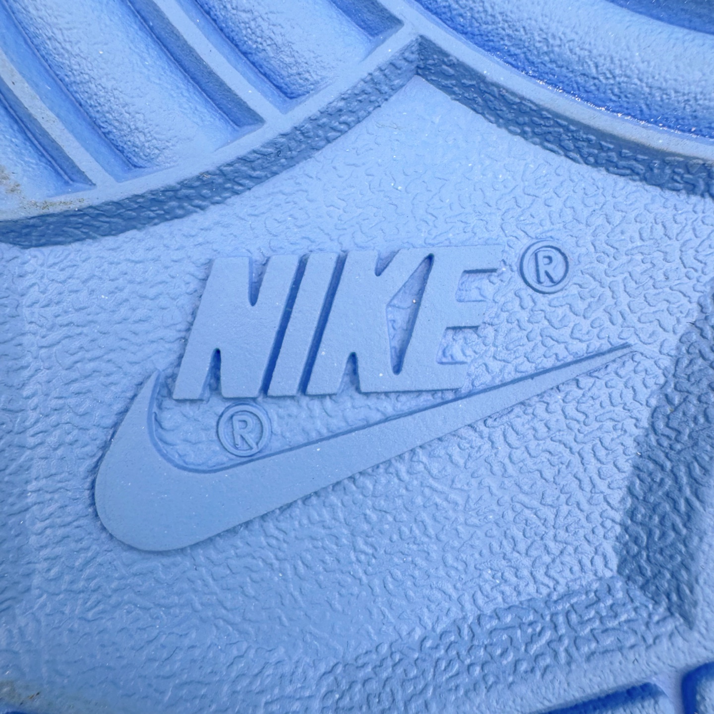 图片[11]-＃YC纯原 NK Dunk Low 北卡蓝2.0 DV0833-113 实力大厂出品 新配色陆续开发 利润个位数只为口碑 全套原纸板楦头开发 确保原汁原味 完美呈现DUNK版型 一比一鞋头弧度高度鞋身弧度 此版本只针对中端市场 皮料材质有所更替 其他数据细节工艺流程均保持一致 绝不口嗨 细节品控鞋型随意对比 独家私模官方第六代原厂航空铝磨具打磨大底 鞋头坡度极致还原 无解鞋型 原盒原配 圈内天花板工艺 原厂玻璃冲刀 超高清洁度 全鞋零毛边皮料切割 原厂中底布点胶 中底布拉帮走线遵循公司 尺码：36 36.5 37.5 38 38.5 39 40 40.5 41 42 42.5 43 44 44.5 45 46-选品中心