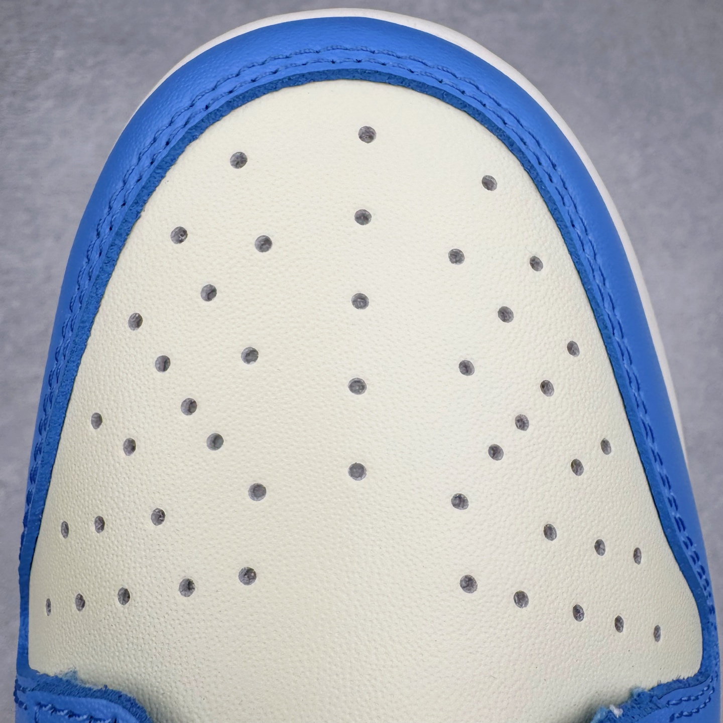 图片[15]-＃YC纯原 NK Dunk Low 北卡蓝2.0 DV0833-113 实力大厂出品 新配色陆续开发 利润个位数只为口碑 全套原纸板楦头开发 确保原汁原味 完美呈现DUNK版型 一比一鞋头弧度高度鞋身弧度 此版本只针对中端市场 皮料材质有所更替 其他数据细节工艺流程均保持一致 绝不口嗨 细节品控鞋型随意对比 独家私模官方第六代原厂航空铝磨具打磨大底 鞋头坡度极致还原 无解鞋型 原盒原配 圈内天花板工艺 原厂玻璃冲刀 超高清洁度 全鞋零毛边皮料切割 原厂中底布点胶 中底布拉帮走线遵循公司 尺码：36 36.5 37.5 38 38.5 39 40 40.5 41 42 42.5 43 44 44.5 45 46-选品中心