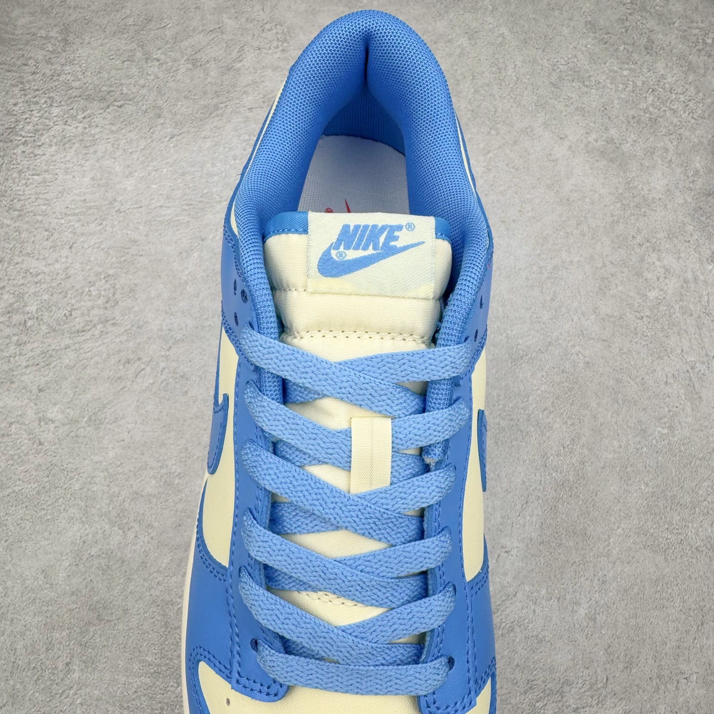 图片[5]-＃YC纯原 NK Dunk Low 北卡蓝2.0 DV0833-113 实力大厂出品 新配色陆续开发 利润个位数只为口碑 全套原纸板楦头开发 确保原汁原味 完美呈现DUNK版型 一比一鞋头弧度高度鞋身弧度 此版本只针对中端市场 皮料材质有所更替 其他数据细节工艺流程均保持一致 绝不口嗨 细节品控鞋型随意对比 独家私模官方第六代原厂航空铝磨具打磨大底 鞋头坡度极致还原 无解鞋型 原盒原配 圈内天花板工艺 原厂玻璃冲刀 超高清洁度 全鞋零毛边皮料切割 原厂中底布点胶 中底布拉帮走线遵循公司 尺码：36 36.5 37.5 38 38.5 39 40 40.5 41 42 42.5 43 44 44.5 45 46-选品中心