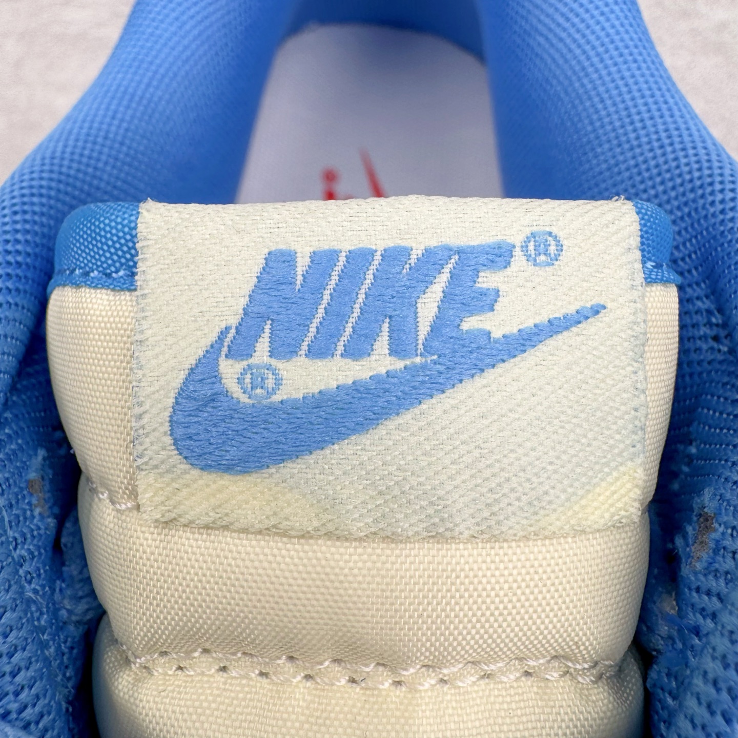 图片[16]-＃YC纯原 NK Dunk Low 北卡蓝2.0 DV0833-113 实力大厂出品 新配色陆续开发 利润个位数只为口碑 全套原纸板楦头开发 确保原汁原味 完美呈现DUNK版型 一比一鞋头弧度高度鞋身弧度 此版本只针对中端市场 皮料材质有所更替 其他数据细节工艺流程均保持一致 绝不口嗨 细节品控鞋型随意对比 独家私模官方第六代原厂航空铝磨具打磨大底 鞋头坡度极致还原 无解鞋型 原盒原配 圈内天花板工艺 原厂玻璃冲刀 超高清洁度 全鞋零毛边皮料切割 原厂中底布点胶 中底布拉帮走线遵循公司 尺码：36 36.5 37.5 38 38.5 39 40 40.5 41 42 42.5 43 44 44.5 45 46-选品中心