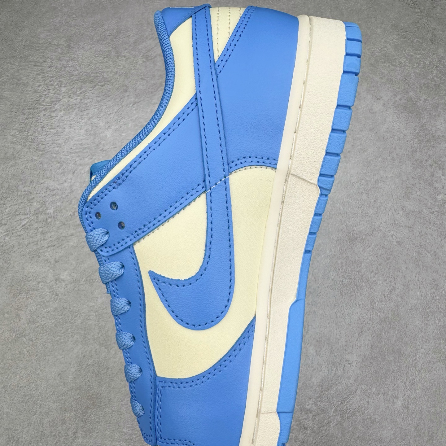 图片[7]-＃YC纯原 NK Dunk Low 北卡蓝2.0 DV0833-113 实力大厂出品 新配色陆续开发 利润个位数只为口碑 全套原纸板楦头开发 确保原汁原味 完美呈现DUNK版型 一比一鞋头弧度高度鞋身弧度 此版本只针对中端市场 皮料材质有所更替 其他数据细节工艺流程均保持一致 绝不口嗨 细节品控鞋型随意对比 独家私模官方第六代原厂航空铝磨具打磨大底 鞋头坡度极致还原 无解鞋型 原盒原配 圈内天花板工艺 原厂玻璃冲刀 超高清洁度 全鞋零毛边皮料切割 原厂中底布点胶 中底布拉帮走线遵循公司 尺码：36 36.5 37.5 38 38.5 39 40 40.5 41 42 42.5 43 44 44.5 45 46-选品中心