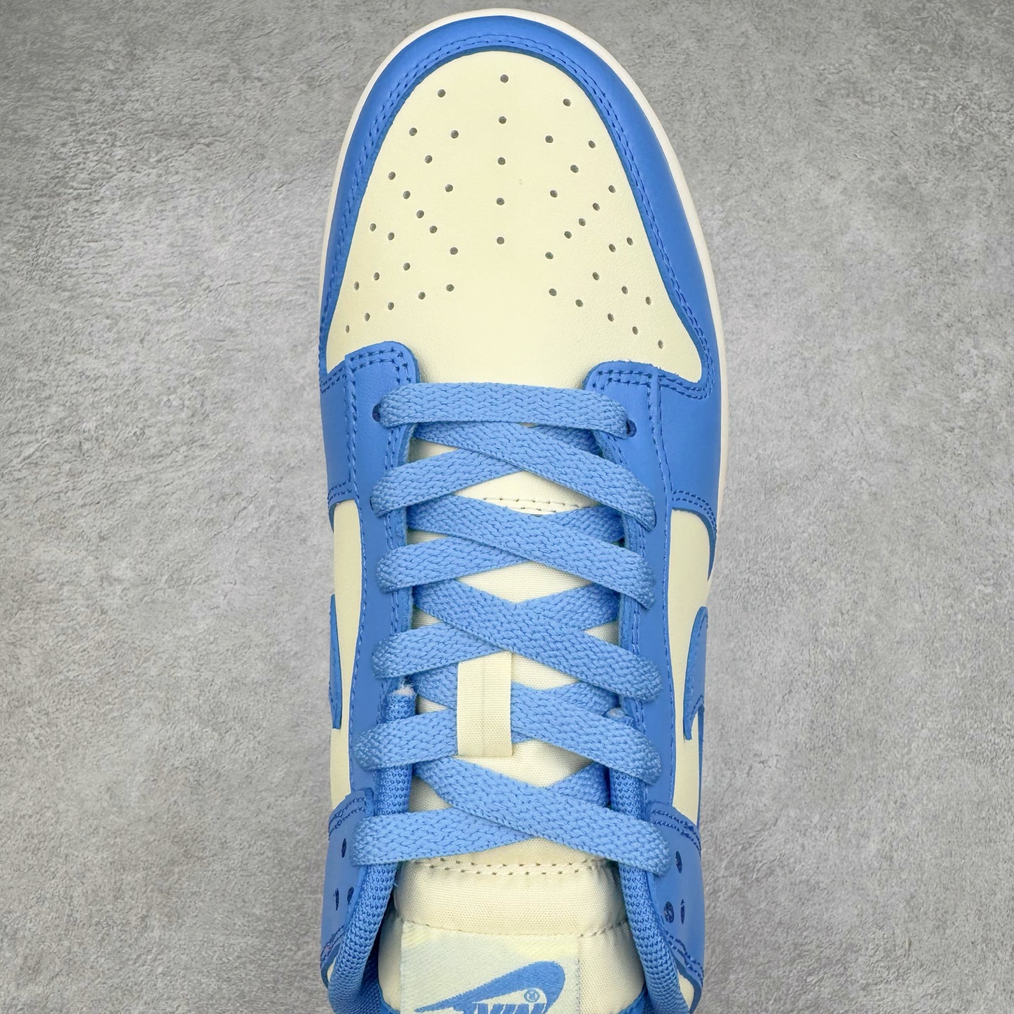 图片[4]-＃YC纯原 NK Dunk Low 北卡蓝2.0 DV0833-113 实力大厂出品 新配色陆续开发 利润个位数只为口碑 全套原纸板楦头开发 确保原汁原味 完美呈现DUNK版型 一比一鞋头弧度高度鞋身弧度 此版本只针对中端市场 皮料材质有所更替 其他数据细节工艺流程均保持一致 绝不口嗨 细节品控鞋型随意对比 独家私模官方第六代原厂航空铝磨具打磨大底 鞋头坡度极致还原 无解鞋型 原盒原配 圈内天花板工艺 原厂玻璃冲刀 超高清洁度 全鞋零毛边皮料切割 原厂中底布点胶 中底布拉帮走线遵循公司 尺码：36 36.5 37.5 38 38.5 39 40 40.5 41 42 42.5 43 44 44.5 45 46-选品中心