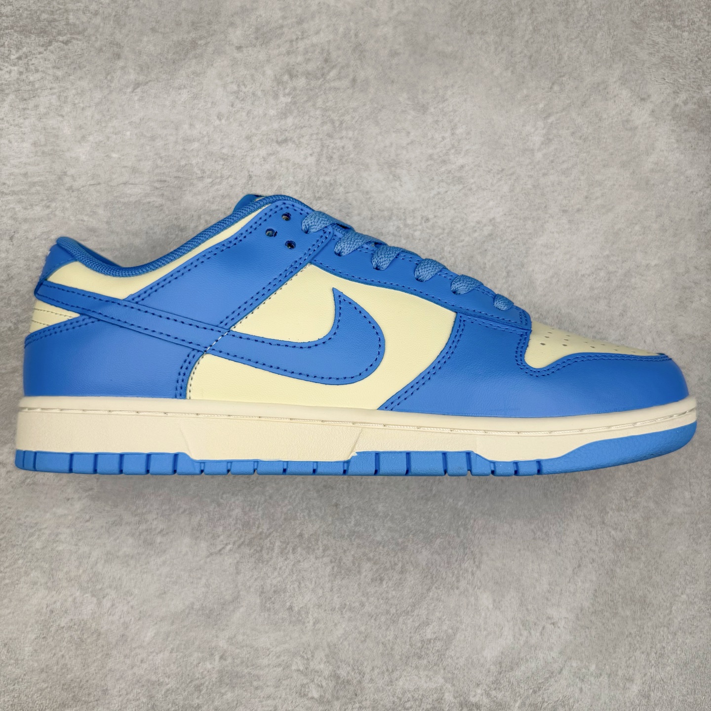 ＃YC纯原 NK Dunk Low 北卡蓝2.0 DV0833-113 实力大厂出品 新配色陆续开发 利润个位数只为口碑 全套原纸板楦头开发 确保原汁原味 完美呈现DUNK版型 一比一鞋头弧度高度鞋身弧度 此版本只针对中端市场 皮料材质有所更替 其他数据细节工艺流程均保持一致 绝不口嗨 细节品控鞋型随意对比 独家私模官方第六代原厂航空铝磨具打磨大底 鞋头坡度极致还原 无解鞋型 原盒原配 圈内天花板工艺 原厂玻璃冲刀 超高清洁度 全鞋零毛边皮料切割 原厂中底布点胶 中底布拉帮走线遵循公司 尺码：36 36.5 37.5 38 38.5 39 40 40.5 41 42 42.5 43 44 44.5 45 46-选品中心
