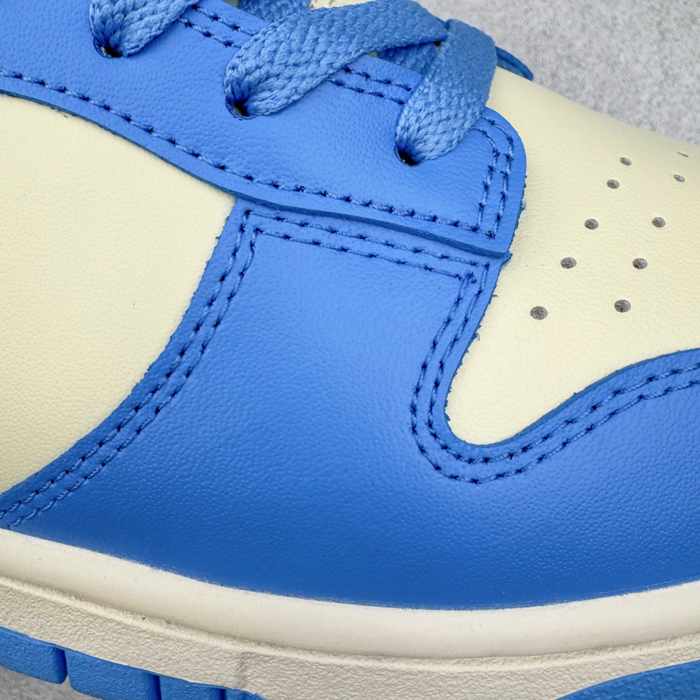 图片[12]-＃YC纯原 NK Dunk Low 北卡蓝2.0 DV0833-113 实力大厂出品 新配色陆续开发 利润个位数只为口碑 全套原纸板楦头开发 确保原汁原味 完美呈现DUNK版型 一比一鞋头弧度高度鞋身弧度 此版本只针对中端市场 皮料材质有所更替 其他数据细节工艺流程均保持一致 绝不口嗨 细节品控鞋型随意对比 独家私模官方第六代原厂航空铝磨具打磨大底 鞋头坡度极致还原 无解鞋型 原盒原配 圈内天花板工艺 原厂玻璃冲刀 超高清洁度 全鞋零毛边皮料切割 原厂中底布点胶 中底布拉帮走线遵循公司 尺码：36 36.5 37.5 38 38.5 39 40 40.5 41 42 42.5 43 44 44.5 45 46-选品中心