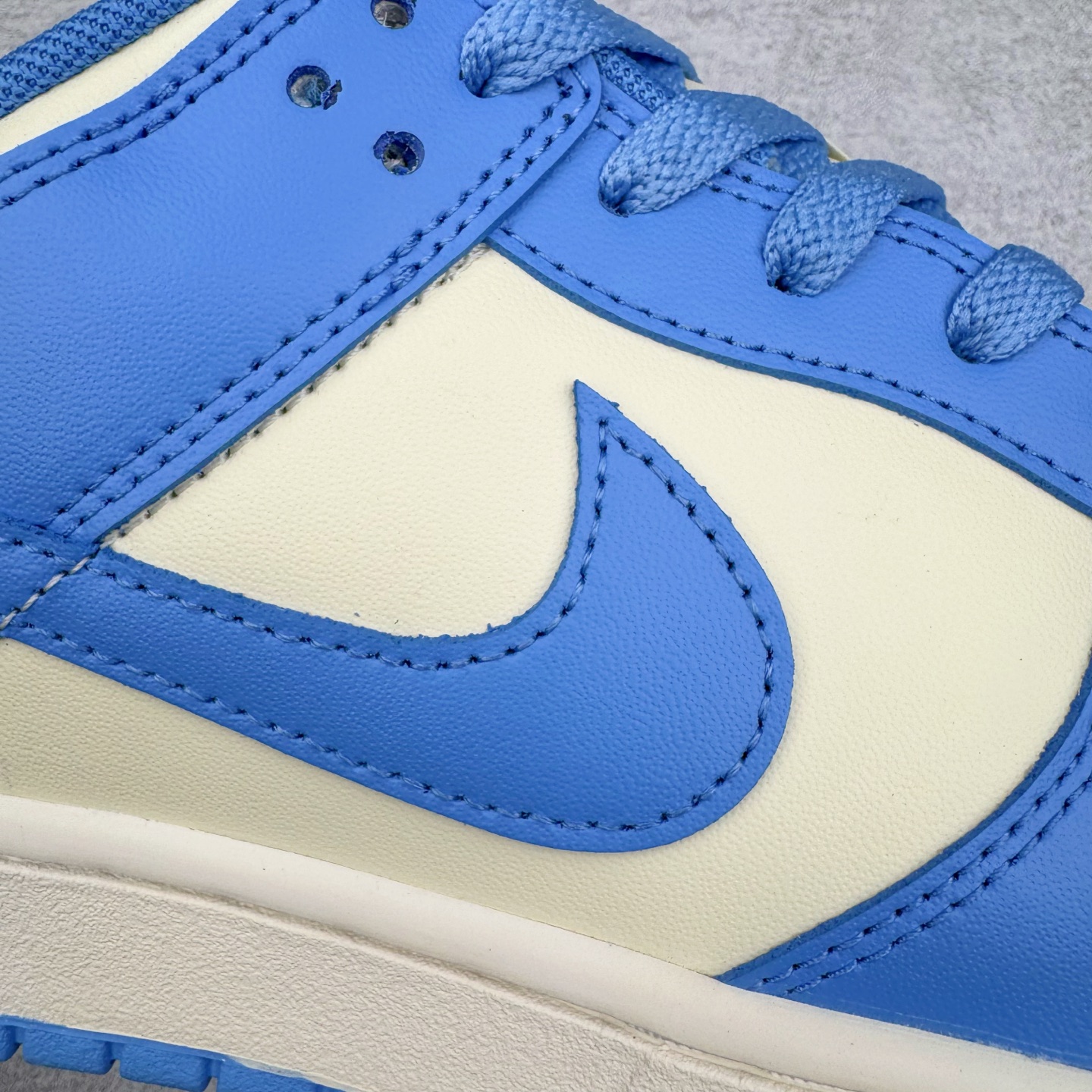 图片[13]-＃YC纯原 NK Dunk Low 北卡蓝2.0 DV0833-113 实力大厂出品 新配色陆续开发 利润个位数只为口碑 全套原纸板楦头开发 确保原汁原味 完美呈现DUNK版型 一比一鞋头弧度高度鞋身弧度 此版本只针对中端市场 皮料材质有所更替 其他数据细节工艺流程均保持一致 绝不口嗨 细节品控鞋型随意对比 独家私模官方第六代原厂航空铝磨具打磨大底 鞋头坡度极致还原 无解鞋型 原盒原配 圈内天花板工艺 原厂玻璃冲刀 超高清洁度 全鞋零毛边皮料切割 原厂中底布点胶 中底布拉帮走线遵循公司 尺码：36 36.5 37.5 38 38.5 39 40 40.5 41 42 42.5 43 44 44.5 45 46-选品中心