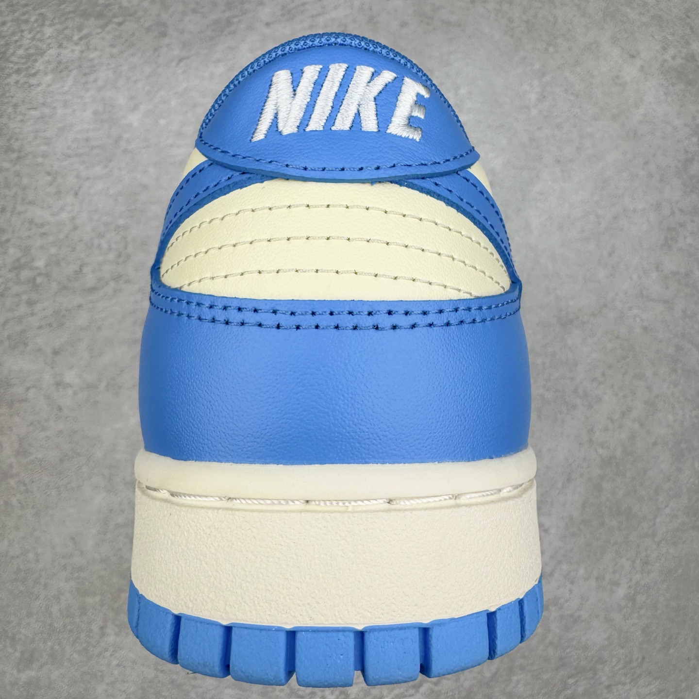 图片[8]-＃YC纯原 NK Dunk Low 北卡蓝2.0 DV0833-113 实力大厂出品 新配色陆续开发 利润个位数只为口碑 全套原纸板楦头开发 确保原汁原味 完美呈现DUNK版型 一比一鞋头弧度高度鞋身弧度 此版本只针对中端市场 皮料材质有所更替 其他数据细节工艺流程均保持一致 绝不口嗨 细节品控鞋型随意对比 独家私模官方第六代原厂航空铝磨具打磨大底 鞋头坡度极致还原 无解鞋型 原盒原配 圈内天花板工艺 原厂玻璃冲刀 超高清洁度 全鞋零毛边皮料切割 原厂中底布点胶 中底布拉帮走线遵循公司 尺码：36 36.5 37.5 38 38.5 39 40 40.5 41 42 42.5 43 44 44.5 45 46-选品中心