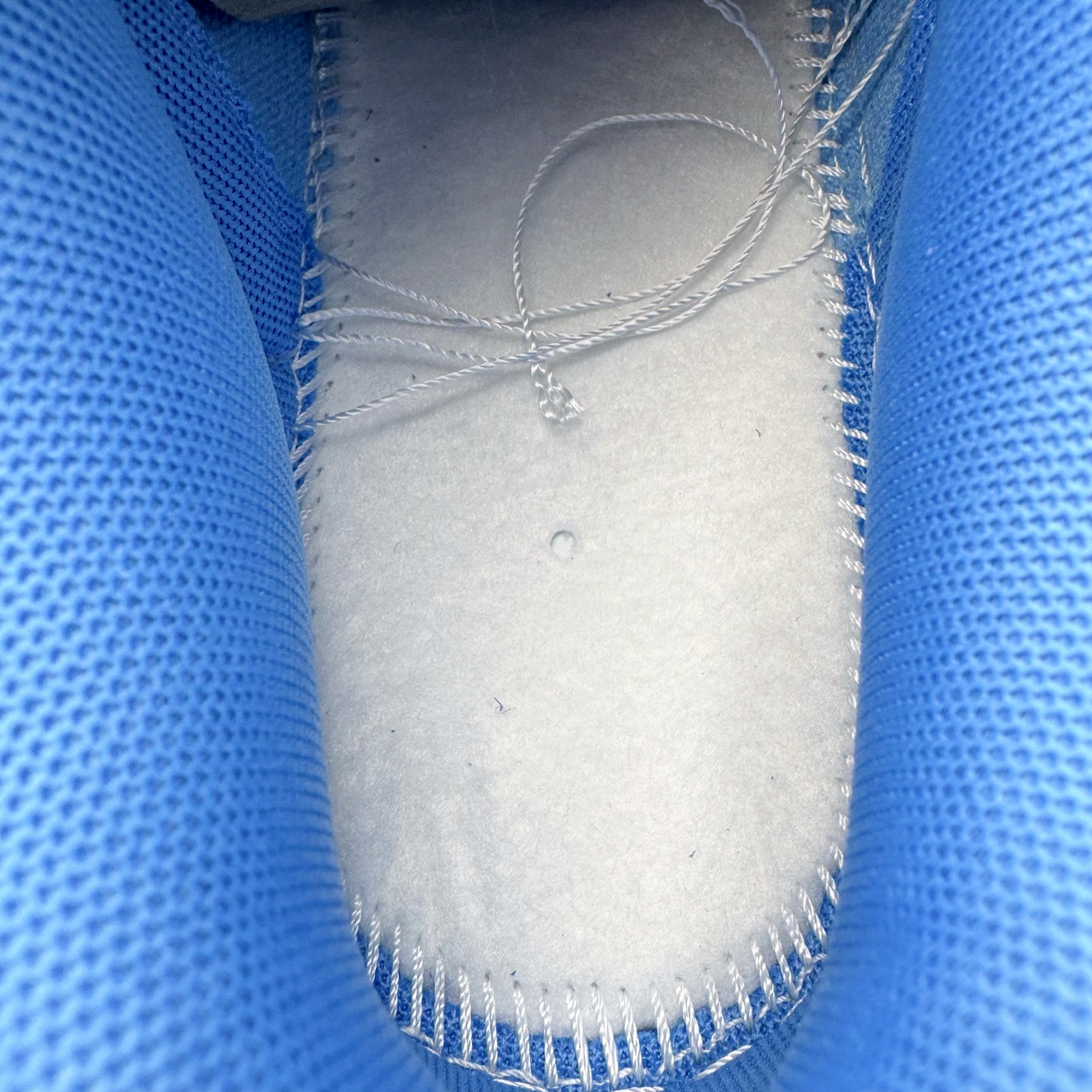 图片[18]-＃YC纯原 NK Dunk Low 北卡蓝2.0 DV0833-113 实力大厂出品 新配色陆续开发 利润个位数只为口碑 全套原纸板楦头开发 确保原汁原味 完美呈现DUNK版型 一比一鞋头弧度高度鞋身弧度 此版本只针对中端市场 皮料材质有所更替 其他数据细节工艺流程均保持一致 绝不口嗨 细节品控鞋型随意对比 独家私模官方第六代原厂航空铝磨具打磨大底 鞋头坡度极致还原 无解鞋型 原盒原配 圈内天花板工艺 原厂玻璃冲刀 超高清洁度 全鞋零毛边皮料切割 原厂中底布点胶 中底布拉帮走线遵循公司 尺码：36 36.5 37.5 38 38.5 39 40 40.5 41 42 42.5 43 44 44.5 45 46-选品中心