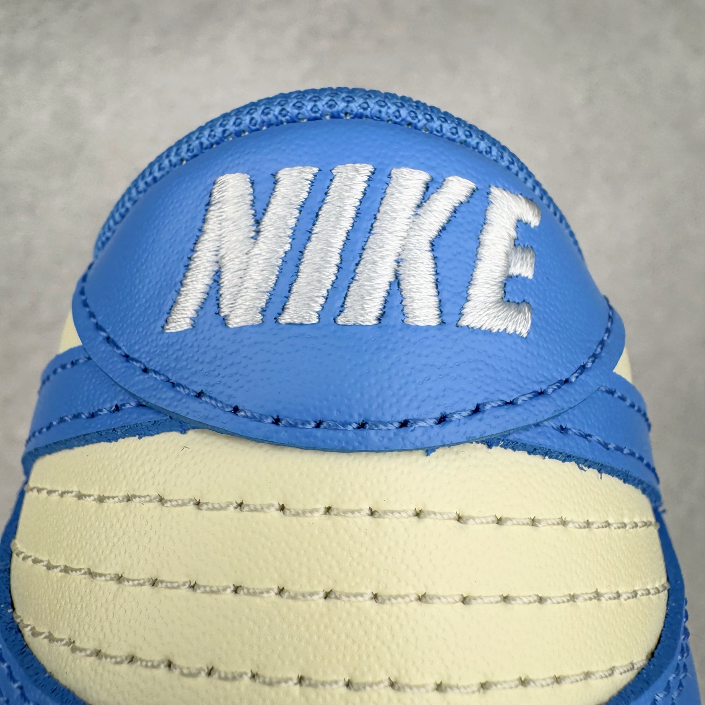 图片[10]-＃YC纯原 NK Dunk Low 北卡蓝2.0 DV0833-113 实力大厂出品 新配色陆续开发 利润个位数只为口碑 全套原纸板楦头开发 确保原汁原味 完美呈现DUNK版型 一比一鞋头弧度高度鞋身弧度 此版本只针对中端市场 皮料材质有所更替 其他数据细节工艺流程均保持一致 绝不口嗨 细节品控鞋型随意对比 独家私模官方第六代原厂航空铝磨具打磨大底 鞋头坡度极致还原 无解鞋型 原盒原配 圈内天花板工艺 原厂玻璃冲刀 超高清洁度 全鞋零毛边皮料切割 原厂中底布点胶 中底布拉帮走线遵循公司 尺码：36 36.5 37.5 38 38.5 39 40 40.5 41 42 42.5 43 44 44.5 45 46-选品中心