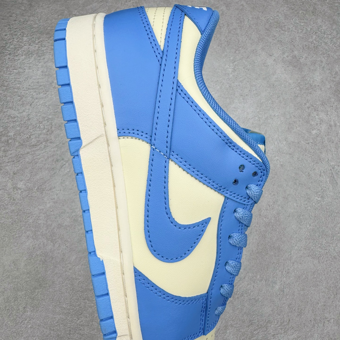 图片[6]-＃YC纯原 NK Dunk Low 北卡蓝2.0 DV0833-113 实力大厂出品 新配色陆续开发 利润个位数只为口碑 全套原纸板楦头开发 确保原汁原味 完美呈现DUNK版型 一比一鞋头弧度高度鞋身弧度 此版本只针对中端市场 皮料材质有所更替 其他数据细节工艺流程均保持一致 绝不口嗨 细节品控鞋型随意对比 独家私模官方第六代原厂航空铝磨具打磨大底 鞋头坡度极致还原 无解鞋型 原盒原配 圈内天花板工艺 原厂玻璃冲刀 超高清洁度 全鞋零毛边皮料切割 原厂中底布点胶 中底布拉帮走线遵循公司 尺码：36 36.5 37.5 38 38.5 39 40 40.5 41 42 42.5 43 44 44.5 45 46-选品中心