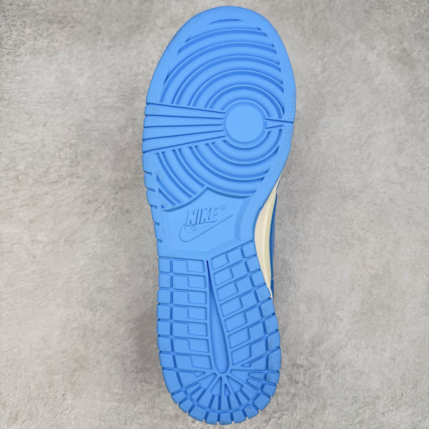 图片[9]-＃YC纯原 NK Dunk Low 北卡蓝2.0 DV0833-113 实力大厂出品 新配色陆续开发 利润个位数只为口碑 全套原纸板楦头开发 确保原汁原味 完美呈现DUNK版型 一比一鞋头弧度高度鞋身弧度 此版本只针对中端市场 皮料材质有所更替 其他数据细节工艺流程均保持一致 绝不口嗨 细节品控鞋型随意对比 独家私模官方第六代原厂航空铝磨具打磨大底 鞋头坡度极致还原 无解鞋型 原盒原配 圈内天花板工艺 原厂玻璃冲刀 超高清洁度 全鞋零毛边皮料切割 原厂中底布点胶 中底布拉帮走线遵循公司 尺码：36 36.5 37.5 38 38.5 39 40 40.5 41 42 42.5 43 44 44.5 45 46-选品中心