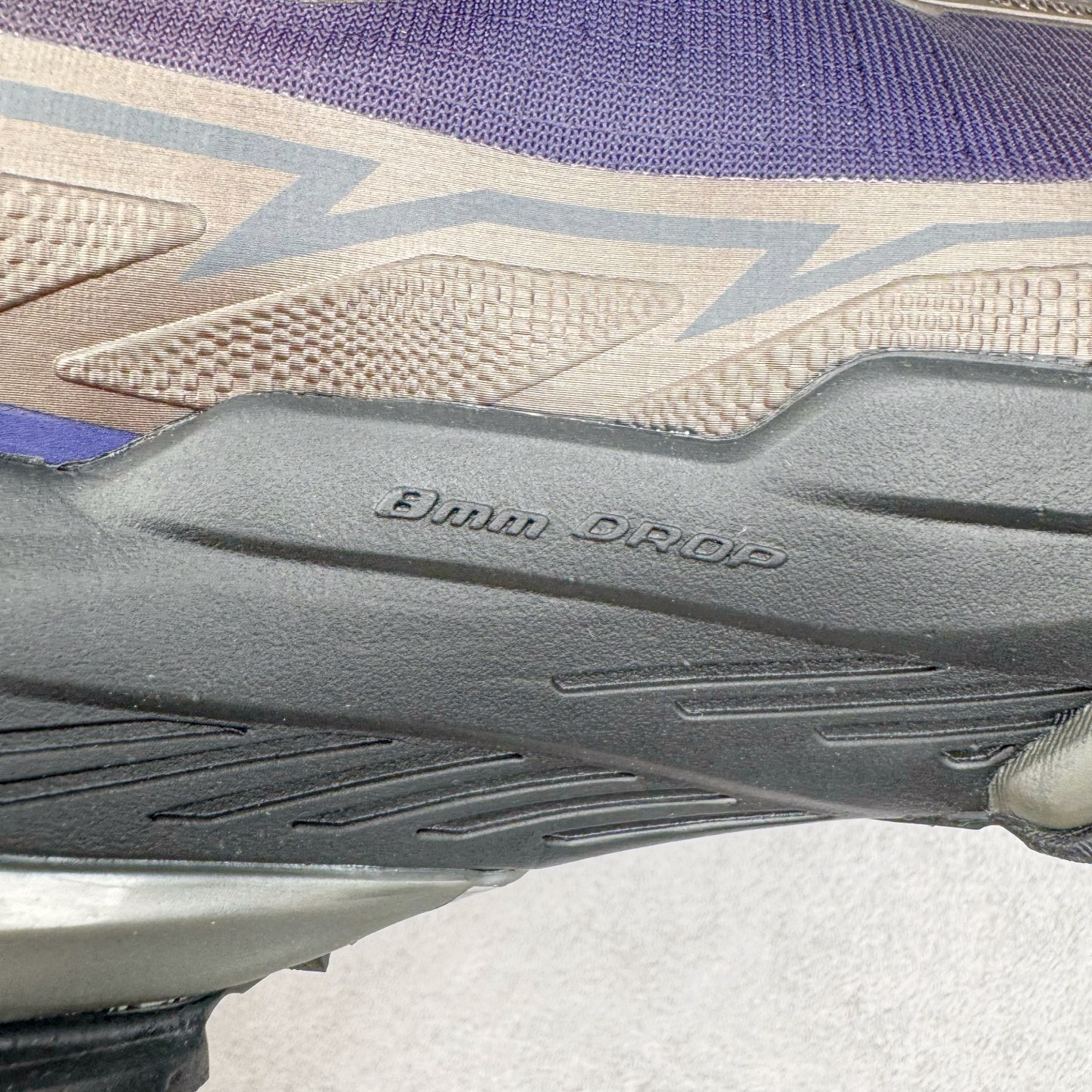 图片[15]-KAILAS FUGA DU BOA 凯乐石 黑山大坡王越野机能跑鞋 这双黑山整体呈现了多样的黑灰银搭配 鞋面主体部分采用网状薄翼材质中底是大坡王最具特色的山形结构 鞋带采用 BOA 旋钮快速穿脱系统 Vibram Megagrip 延续大坡王超强抓地 多重元素组合而成的造型和颜色设计让整双鞋观感丰富而又统一 整双鞋的技术和材料应用使得科技感十足颜色和脚感适合各类场景和场所穿着！ 尺码：36 36.5 37 37.5 38 39 39.5 40 41 41.5 42 42.5 43 44 44.5 45-选品中心