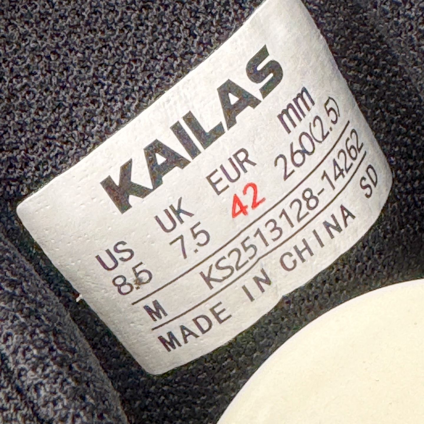 图片[18]-KAILAS FUGA DU BOA 凯乐石 黑山大坡王越野机能跑鞋 这双黑山整体呈现了多样的黑灰银搭配 鞋面主体部分采用网状薄翼材质中底是大坡王最具特色的山形结构 鞋带采用 BOA 旋钮快速穿脱系统 Vibram Megagrip 延续大坡王超强抓地 多重元素组合而成的造型和颜色设计让整双鞋观感丰富而又统一 整双鞋的技术和材料应用使得科技感十足颜色和脚感适合各类场景和场所穿着！ 尺码：36 36.5 37 37.5 38 39 39.5 40 41 41.5 42 42.5 43 44 44.5 45-选品中心