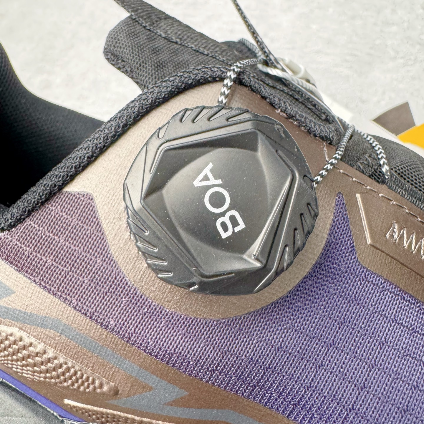 图片[13]-KAILAS FUGA DU BOA 凯乐石 黑山大坡王越野机能跑鞋 这双黑山整体呈现了多样的黑灰银搭配 鞋面主体部分采用网状薄翼材质中底是大坡王最具特色的山形结构 鞋带采用 BOA 旋钮快速穿脱系统 Vibram Megagrip 延续大坡王超强抓地 多重元素组合而成的造型和颜色设计让整双鞋观感丰富而又统一 整双鞋的技术和材料应用使得科技感十足颜色和脚感适合各类场景和场所穿着！ 尺码：36 36.5 37 37.5 38 39 39.5 40 41 41.5 42 42.5 43 44 44.5 45-选品中心