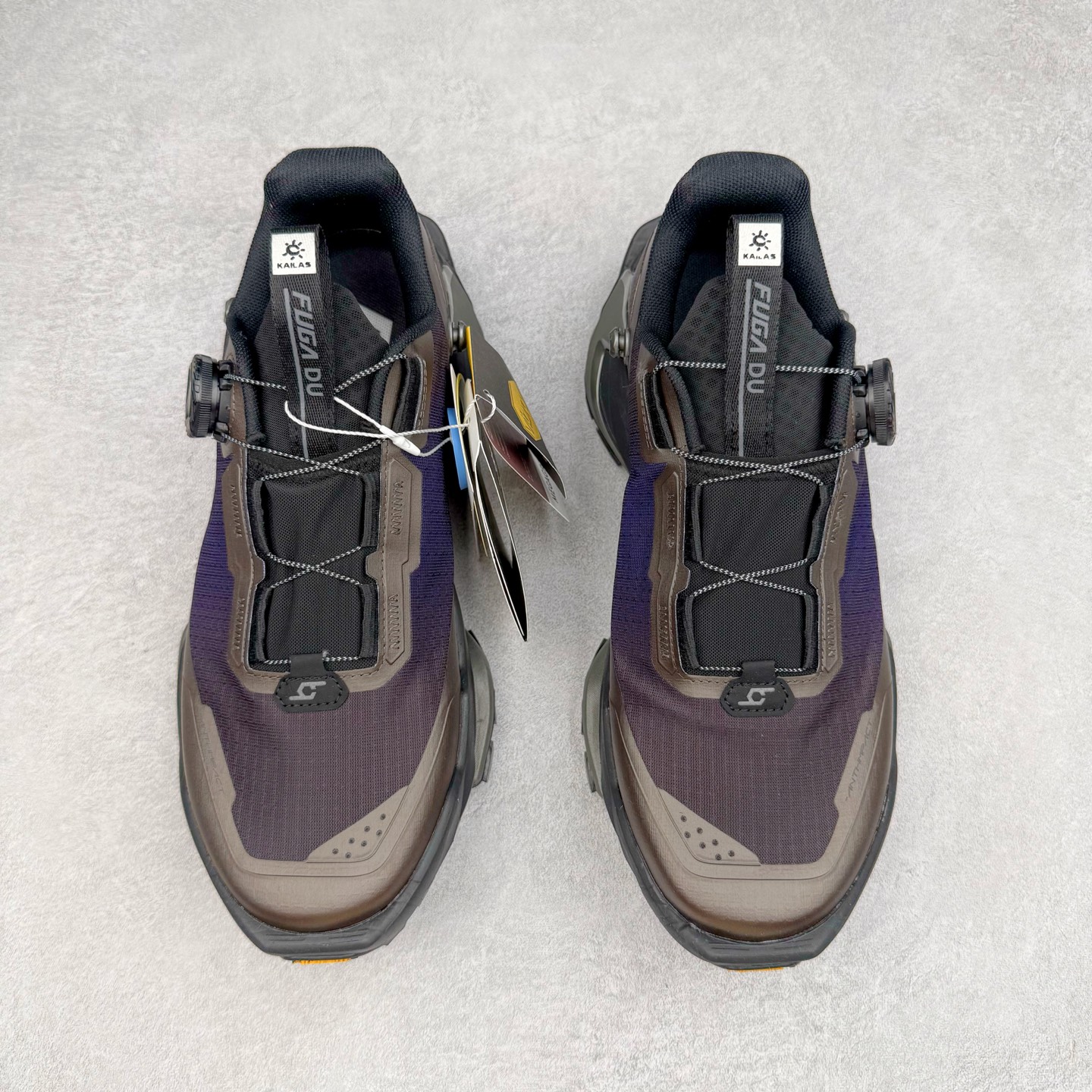 图片[2]-KAILAS FUGA DU BOA 凯乐石 黑山大坡王越野机能跑鞋 这双黑山整体呈现了多样的黑灰银搭配 鞋面主体部分采用网状薄翼材质中底是大坡王最具特色的山形结构 鞋带采用 BOA 旋钮快速穿脱系统 Vibram Megagrip 延续大坡王超强抓地 多重元素组合而成的造型和颜色设计让整双鞋观感丰富而又统一 整双鞋的技术和材料应用使得科技感十足颜色和脚感适合各类场景和场所穿着！ 尺码：36 36.5 37 37.5 38 39 39.5 40 41 41.5 42 42.5 43 44 44.5 45-选品中心