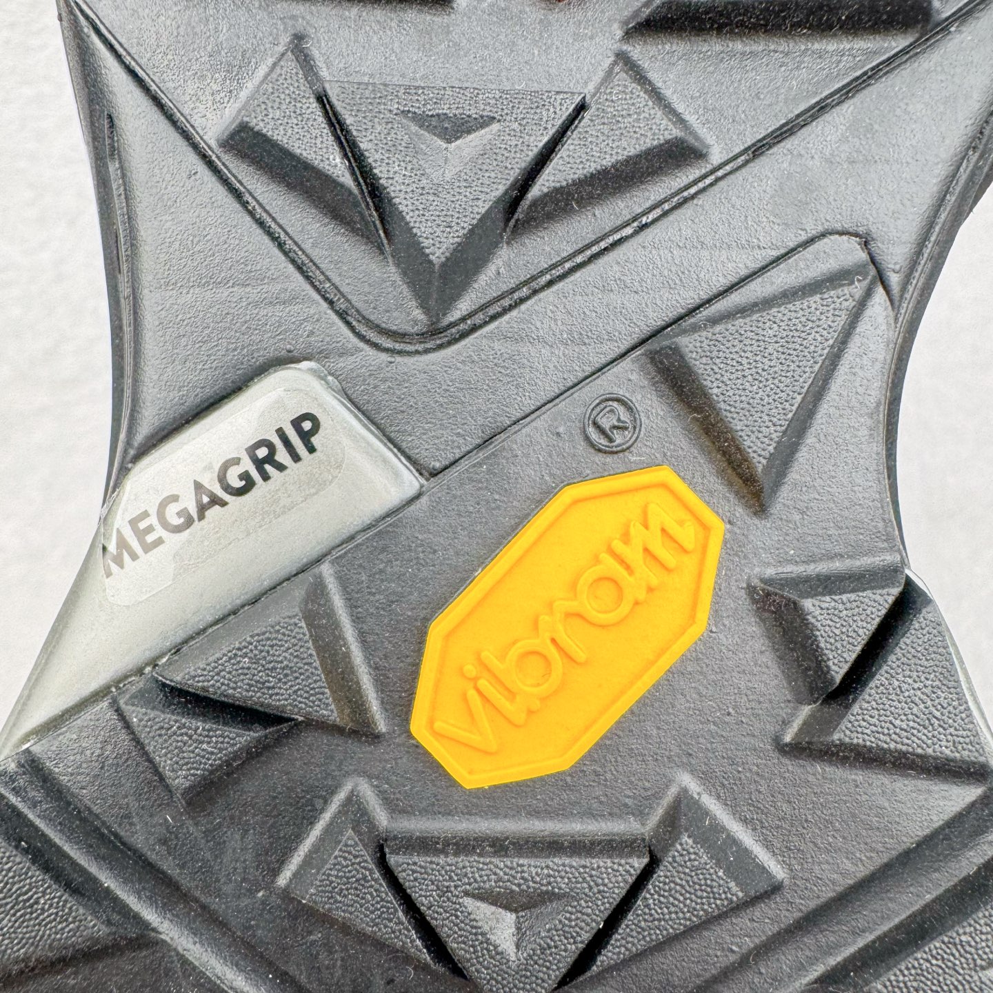 图片[16]-KAILAS FUGA DU BOA 凯乐石 黑山大坡王越野机能跑鞋 这双黑山整体呈现了多样的黑灰银搭配 鞋面主体部分采用网状薄翼材质中底是大坡王最具特色的山形结构 鞋带采用 BOA 旋钮快速穿脱系统 Vibram Megagrip 延续大坡王超强抓地 多重元素组合而成的造型和颜色设计让整双鞋观感丰富而又统一 整双鞋的技术和材料应用使得科技感十足颜色和脚感适合各类场景和场所穿着！ 尺码：36 36.5 37 37.5 38 39 39.5 40 41 41.5 42 42.5 43 44 44.5 45-选品中心