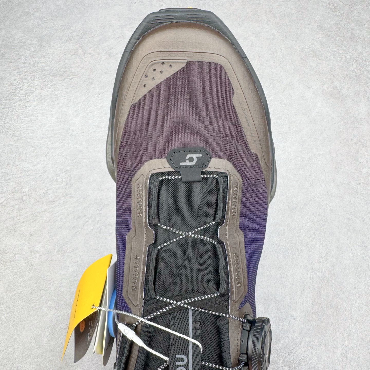 图片[4]-KAILAS FUGA DU BOA 凯乐石 黑山大坡王越野机能跑鞋 这双黑山整体呈现了多样的黑灰银搭配 鞋面主体部分采用网状薄翼材质中底是大坡王最具特色的山形结构 鞋带采用 BOA 旋钮快速穿脱系统 Vibram Megagrip 延续大坡王超强抓地 多重元素组合而成的造型和颜色设计让整双鞋观感丰富而又统一 整双鞋的技术和材料应用使得科技感十足颜色和脚感适合各类场景和场所穿着！ 尺码：36 36.5 37 37.5 38 39 39.5 40 41 41.5 42 42.5 43 44 44.5 45-选品中心