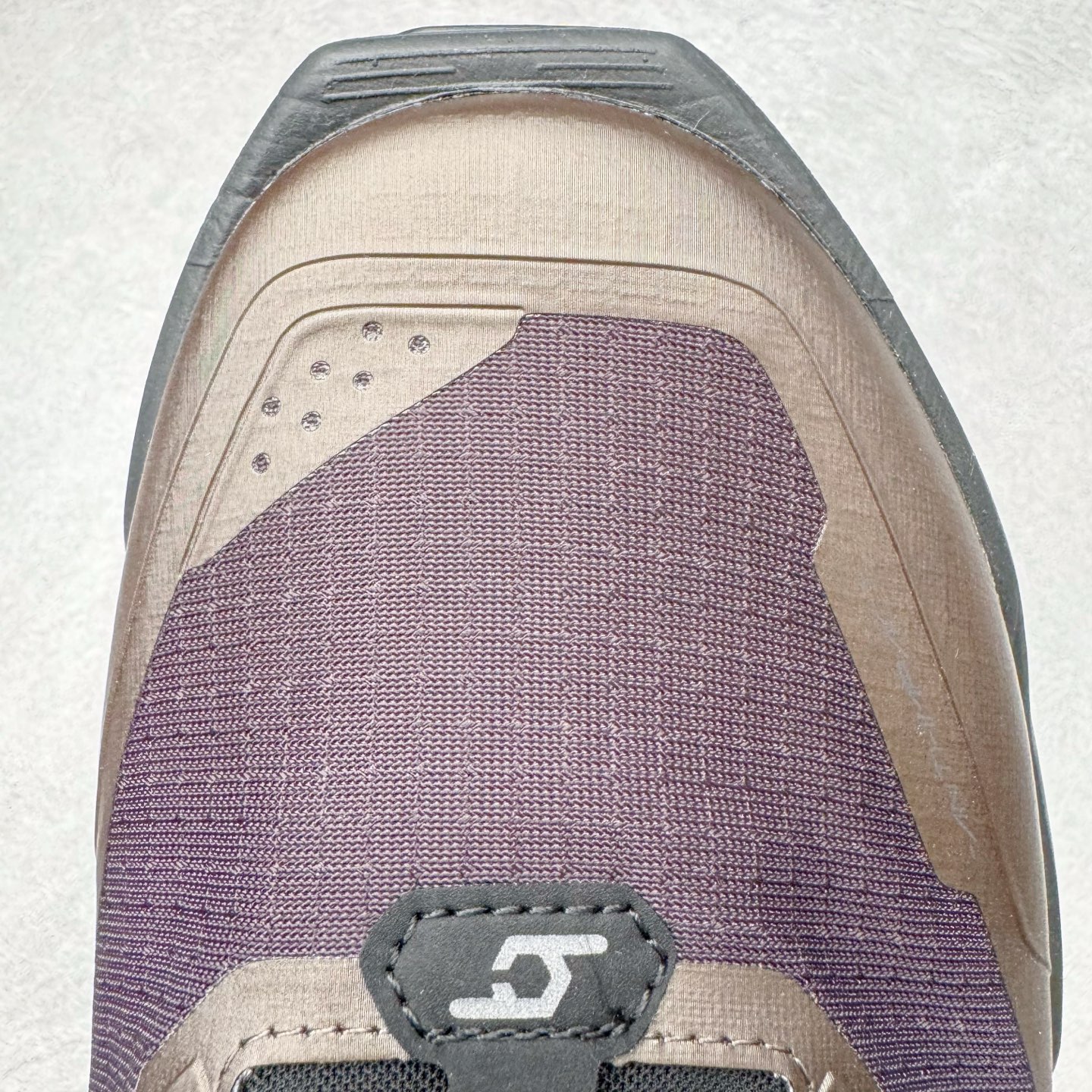 图片[11]-KAILAS FUGA DU BOA 凯乐石 黑山大坡王越野机能跑鞋 这双黑山整体呈现了多样的黑灰银搭配 鞋面主体部分采用网状薄翼材质中底是大坡王最具特色的山形结构 鞋带采用 BOA 旋钮快速穿脱系统 Vibram Megagrip 延续大坡王超强抓地 多重元素组合而成的造型和颜色设计让整双鞋观感丰富而又统一 整双鞋的技术和材料应用使得科技感十足颜色和脚感适合各类场景和场所穿着！ 尺码：36 36.5 37 37.5 38 39 39.5 40 41 41.5 42 42.5 43 44 44.5 45-选品中心