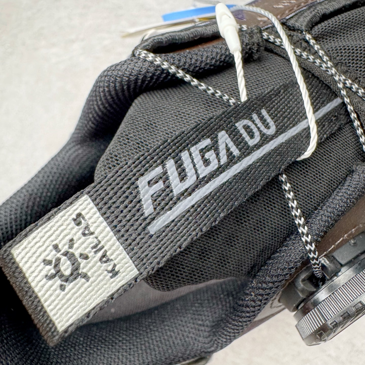 图片[10]-KAILAS FUGA DU BOA 凯乐石 黑山大坡王越野机能跑鞋 这双黑山整体呈现了多样的黑灰银搭配 鞋面主体部分采用网状薄翼材质中底是大坡王最具特色的山形结构 鞋带采用 BOA 旋钮快速穿脱系统 Vibram Megagrip 延续大坡王超强抓地 多重元素组合而成的造型和颜色设计让整双鞋观感丰富而又统一 整双鞋的技术和材料应用使得科技感十足颜色和脚感适合各类场景和场所穿着！ 尺码：36 36.5 37 37.5 38 39 39.5 40 41 41.5 42 42.5 43 44 44.5 45-选品中心