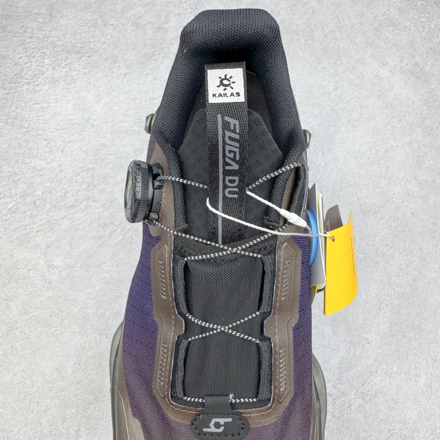 图片[5]-KAILAS FUGA DU BOA 凯乐石 黑山大坡王越野机能跑鞋 这双黑山整体呈现了多样的黑灰银搭配 鞋面主体部分采用网状薄翼材质中底是大坡王最具特色的山形结构 鞋带采用 BOA 旋钮快速穿脱系统 Vibram Megagrip 延续大坡王超强抓地 多重元素组合而成的造型和颜色设计让整双鞋观感丰富而又统一 整双鞋的技术和材料应用使得科技感十足颜色和脚感适合各类场景和场所穿着！ 尺码：36 36.5 37 37.5 38 39 39.5 40 41 41.5 42 42.5 43 44 44.5 45-选品中心