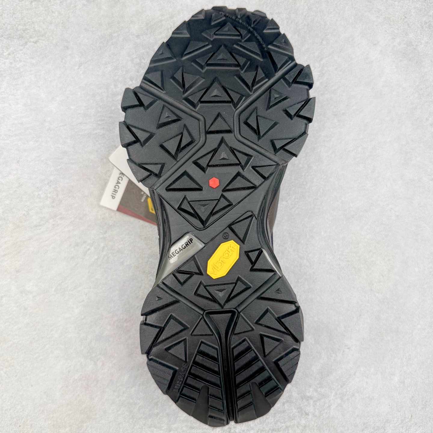 图片[9]-KAILAS FUGA DU BOA 凯乐石 黑山大坡王越野机能跑鞋 这双黑山整体呈现了多样的黑灰银搭配 鞋面主体部分采用网状薄翼材质中底是大坡王最具特色的山形结构 鞋带采用 BOA 旋钮快速穿脱系统 Vibram Megagrip 延续大坡王超强抓地 多重元素组合而成的造型和颜色设计让整双鞋观感丰富而又统一 整双鞋的技术和材料应用使得科技感十足颜色和脚感适合各类场景和场所穿着！ 尺码：36 36.5 37 37.5 38 39 39.5 40 41 41.5 42 42.5 43 44 44.5 45-选品中心