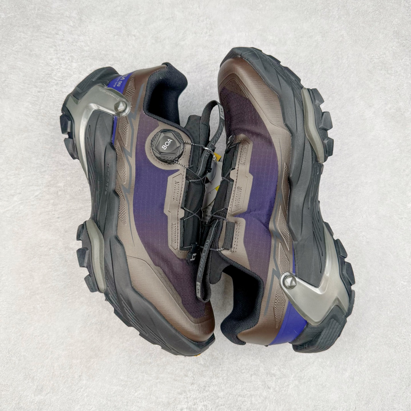 图片[3]-KAILAS FUGA DU BOA 凯乐石 黑山大坡王越野机能跑鞋 这双黑山整体呈现了多样的黑灰银搭配 鞋面主体部分采用网状薄翼材质中底是大坡王最具特色的山形结构 鞋带采用 BOA 旋钮快速穿脱系统 Vibram Megagrip 延续大坡王超强抓地 多重元素组合而成的造型和颜色设计让整双鞋观感丰富而又统一 整双鞋的技术和材料应用使得科技感十足颜色和脚感适合各类场景和场所穿着！ 尺码：36 36.5 37 37.5 38 39 39.5 40 41 41.5 42 42.5 43 44 44.5 45-选品中心