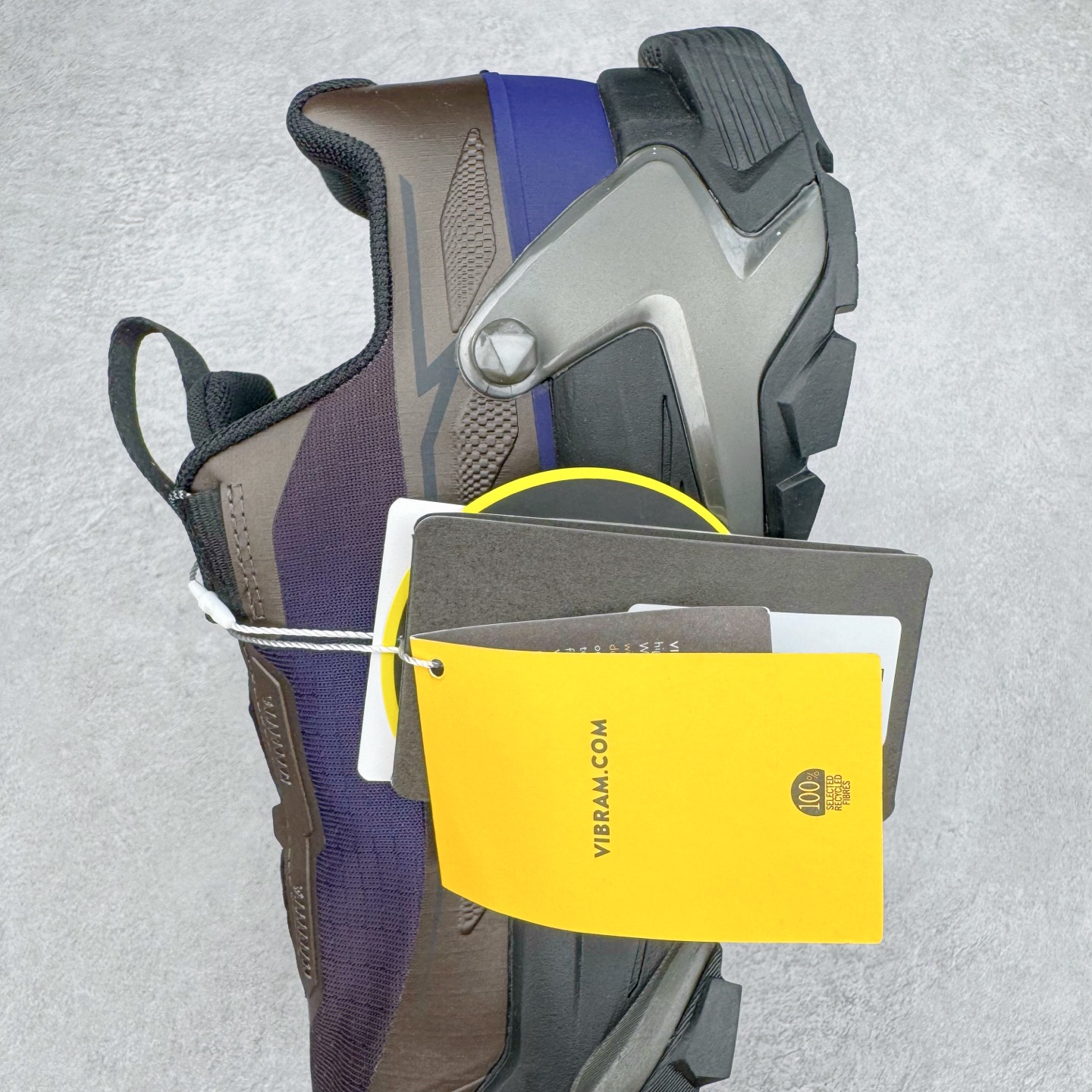 图片[7]-KAILAS FUGA DU BOA 凯乐石 黑山大坡王越野机能跑鞋 这双黑山整体呈现了多样的黑灰银搭配 鞋面主体部分采用网状薄翼材质中底是大坡王最具特色的山形结构 鞋带采用 BOA 旋钮快速穿脱系统 Vibram Megagrip 延续大坡王超强抓地 多重元素组合而成的造型和颜色设计让整双鞋观感丰富而又统一 整双鞋的技术和材料应用使得科技感十足颜色和脚感适合各类场景和场所穿着！ 尺码：36 36.5 37 37.5 38 39 39.5 40 41 41.5 42 42.5 43 44 44.5 45-选品中心