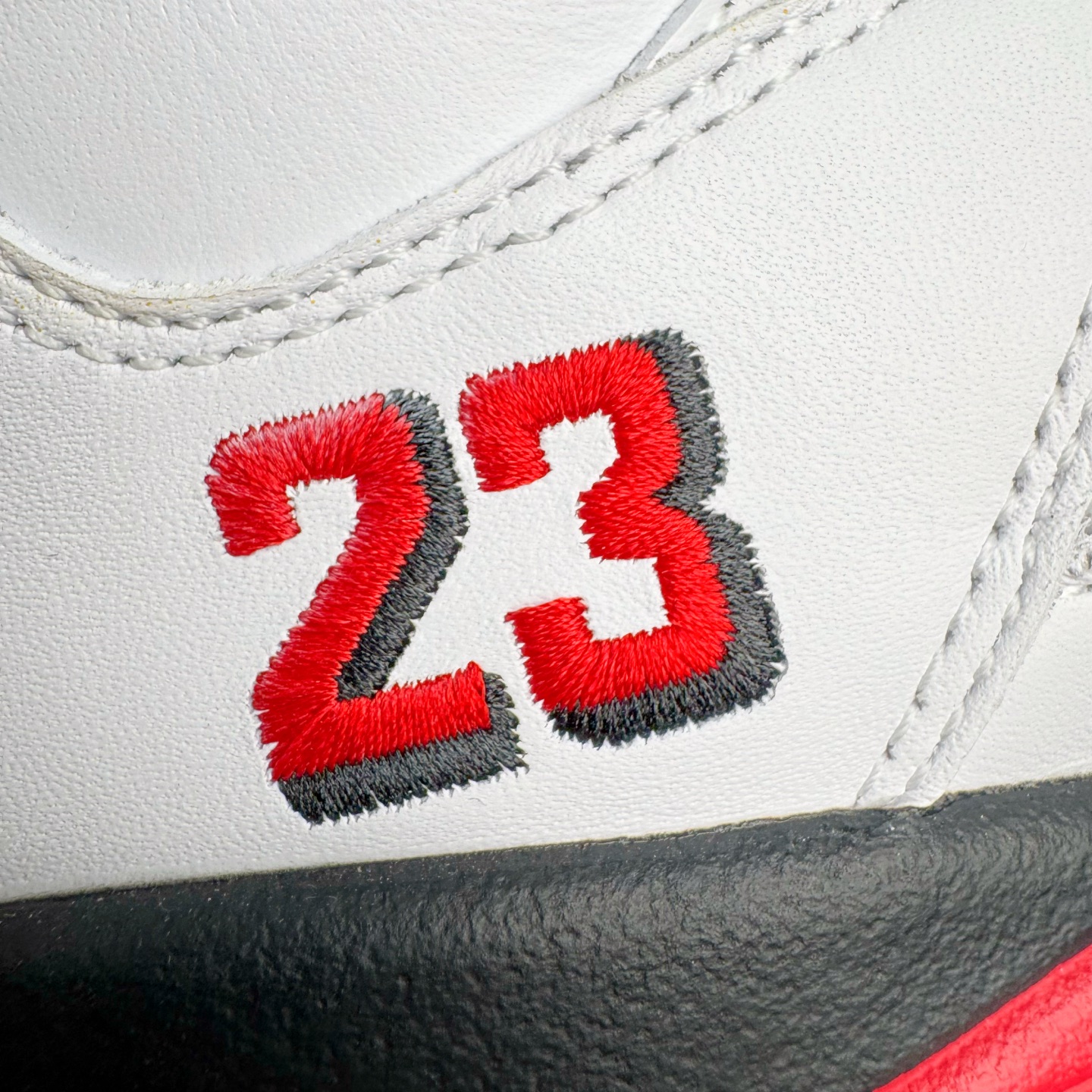 图片[15]-＃KZ纯原 Air Jordan AJ5 OG 火焰红 HQ7978-101 原厂全套原楦原纸板磨具开发 原厂皮料加持 原厂港宝加持定型后跟R度完美 同源原厂电绣 飞人针数密度立体效果一致 原厂拉帮手法 原厂配置纸衬高频鞋盒 原厂指令配双鞋带 原厂TPU网格鞋带扣 超高鞋面清洁度 最高QC检验标准 控制溢胶瑕疵 到手可放心比对发售原鞋 上脚百分百充正驾驭 尺码：40 40.5 41 42 42.5 43 44 44.5 45 46 47.5 48.5-选品中心