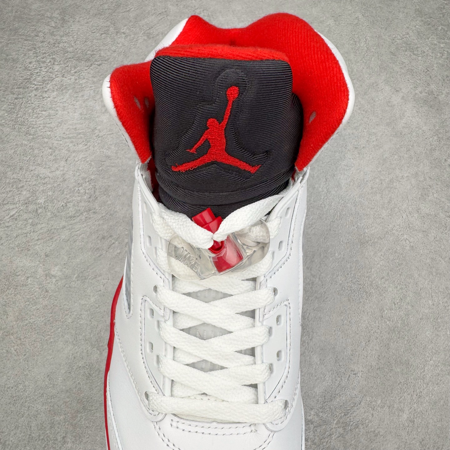 图片[5]-＃KZ纯原 Air Jordan AJ5 OG 火焰红 HQ7978-101 原厂全套原楦原纸板磨具开发 原厂皮料加持 原厂港宝加持定型后跟R度完美 同源原厂电绣 飞人针数密度立体效果一致 原厂拉帮手法 原厂配置纸衬高频鞋盒 原厂指令配双鞋带 原厂TPU网格鞋带扣 超高鞋面清洁度 最高QC检验标准 控制溢胶瑕疵 到手可放心比对发售原鞋 上脚百分百充正驾驭 尺码：40 40.5 41 42 42.5 43 44 44.5 45 46 47.5 48.5-选品中心
