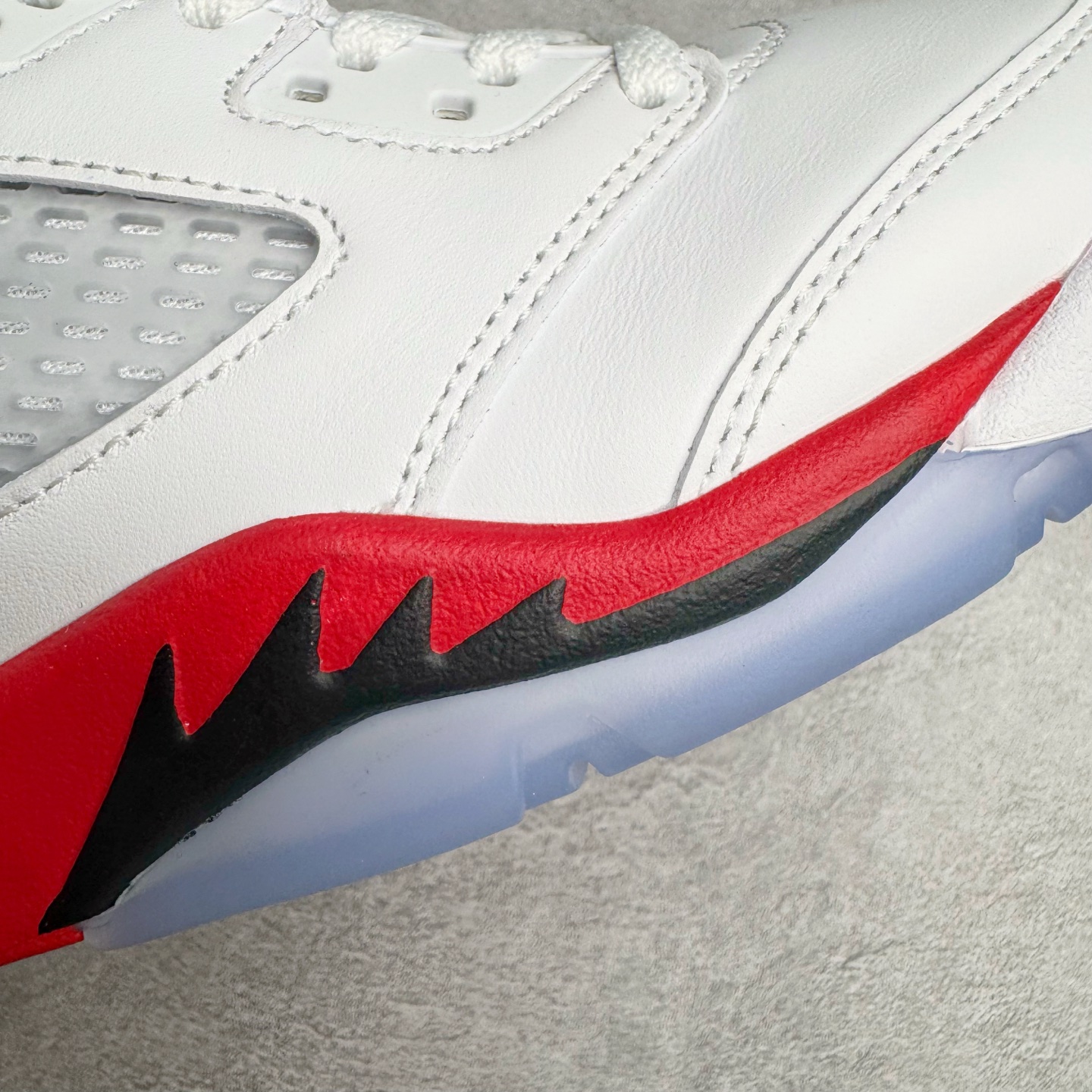 图片[16]-＃KZ纯原 Air Jordan AJ5 OG 火焰红 HQ7978-101 原厂全套原楦原纸板磨具开发 原厂皮料加持 原厂港宝加持定型后跟R度完美 同源原厂电绣 飞人针数密度立体效果一致 原厂拉帮手法 原厂配置纸衬高频鞋盒 原厂指令配双鞋带 原厂TPU网格鞋带扣 超高鞋面清洁度 最高QC检验标准 控制溢胶瑕疵 到手可放心比对发售原鞋 上脚百分百充正驾驭 尺码：40 40.5 41 42 42.5 43 44 44.5 45 46 47.5 48.5-选品中心