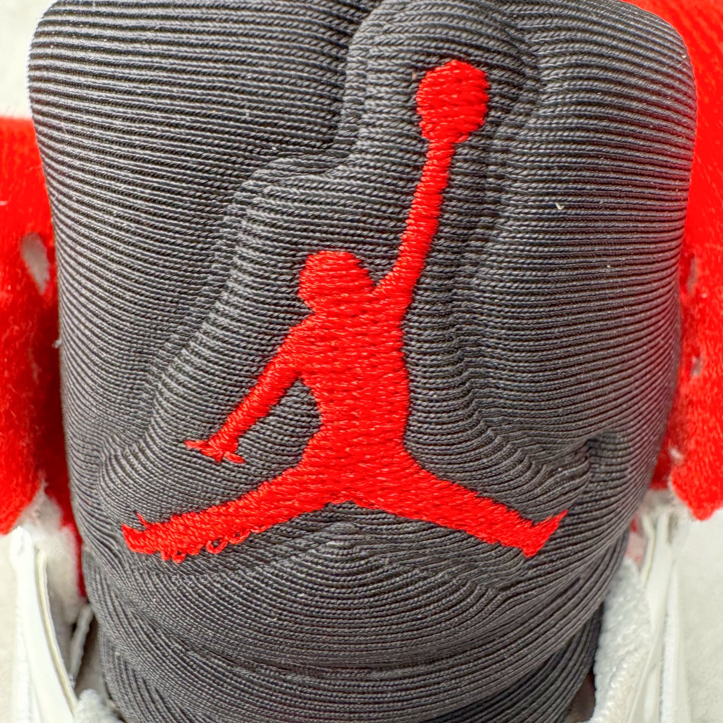 图片[20]-＃KZ纯原 Air Jordan AJ5 OG 火焰红 HQ7978-101 原厂全套原楦原纸板磨具开发 原厂皮料加持 原厂港宝加持定型后跟R度完美 同源原厂电绣 飞人针数密度立体效果一致 原厂拉帮手法 原厂配置纸衬高频鞋盒 原厂指令配双鞋带 原厂TPU网格鞋带扣 超高鞋面清洁度 最高QC检验标准 控制溢胶瑕疵 到手可放心比对发售原鞋 上脚百分百充正驾驭 尺码：40 40.5 41 42 42.5 43 44 44.5 45 46 47.5 48.5-选品中心