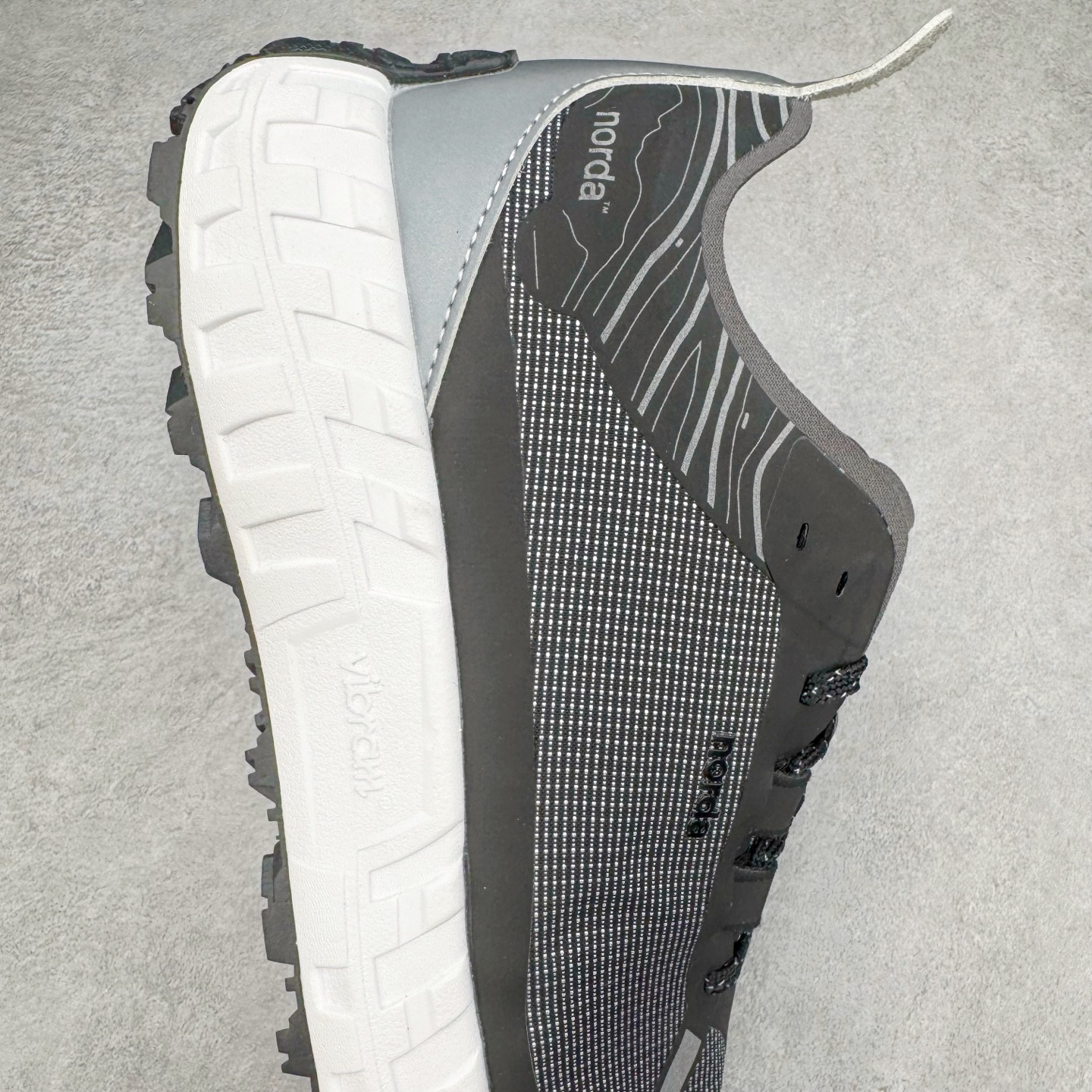 图片[6]-＃纯原 NORDA 001 G+ 轻便户外运动舒适防滑耐磨低帮跑步鞋 Norda是一个来自加拿大的品牌，由两位越野跑者Nicholas Martire 和Willamina Martire夫妇联合其他两位合作者创立，旨在打造全球最佳的越野跑鞋。在品牌正式成立之前，他们邀请了运动员、艺术家和材料专家，共同讨论如何塑造这个全新的品牌。最终，Norda品牌在2020年正式成立，但他们的第一双鞋子Norda001直到2022年1月才发布。在品牌成立的三年里，Norda总共只推出了两款跑鞋，但在配色和其他品牌的合作上却频频发力。包括Zegna、Ciele和Satisfy等跑步圈里的当红品牌，都进行了联名。Zegna更是在今年年初收购了一部分Norda的股份，并宣称将会在未来投入更多资金支持品牌的发展。尺码：36 36.5 37.5 38 38.5 39 40 40.5 41 42 42.5 43 44 44.5 45 46-选品中心