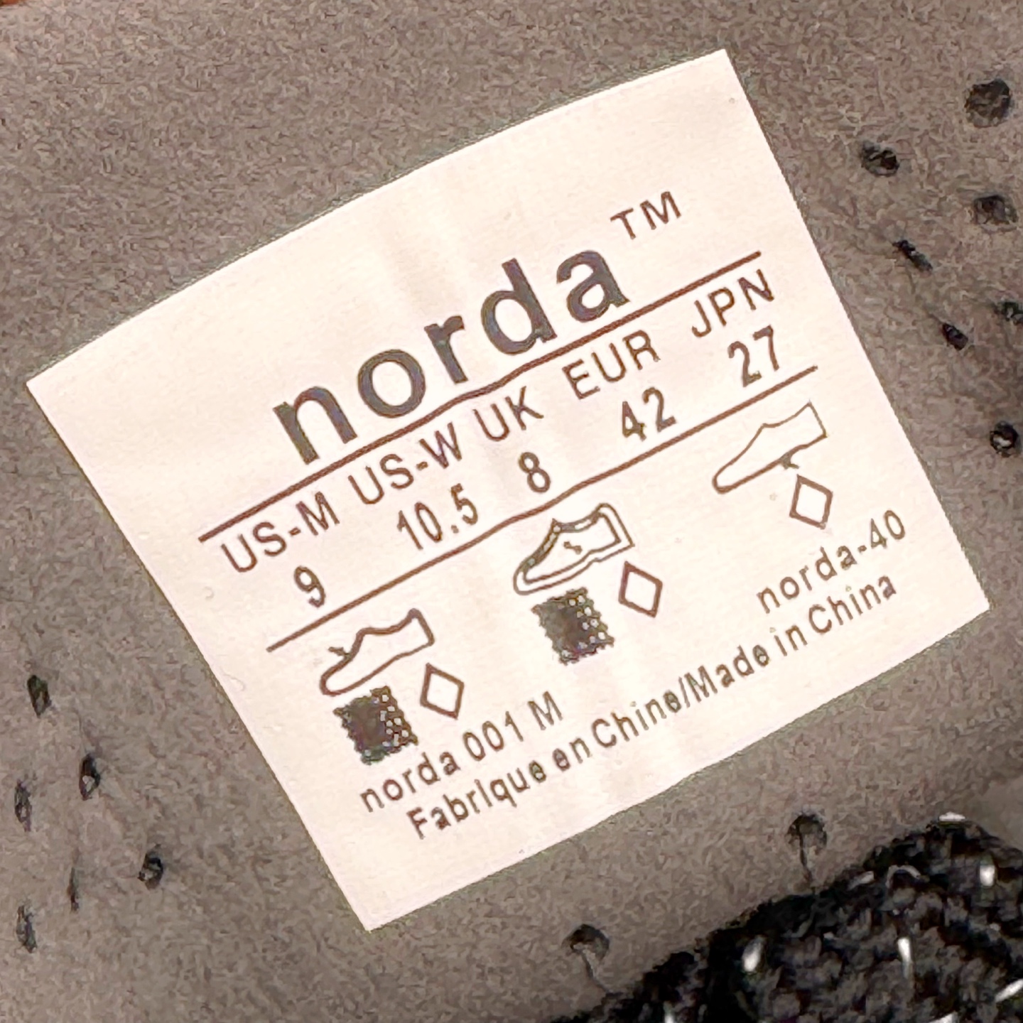 图片[12]-＃纯原 NORDA 001 G+ 轻便户外运动舒适防滑耐磨低帮跑步鞋 Norda是一个来自加拿大的品牌，由两位越野跑者Nicholas Martire 和Willamina Martire夫妇联合其他两位合作者创立，旨在打造全球最佳的越野跑鞋。在品牌正式成立之前，他们邀请了运动员、艺术家和材料专家，共同讨论如何塑造这个全新的品牌。最终，Norda品牌在2020年正式成立，但他们的第一双鞋子Norda001直到2022年1月才发布。在品牌成立的三年里，Norda总共只推出了两款跑鞋，但在配色和其他品牌的合作上却频频发力。包括Zegna、Ciele和Satisfy等跑步圈里的当红品牌，都进行了联名。Zegna更是在今年年初收购了一部分Norda的股份，并宣称将会在未来投入更多资金支持品牌的发展。尺码：36 36.5 37.5 38 38.5 39 40 40.5 41 42 42.5 43 44 44.5 45 46-选品中心