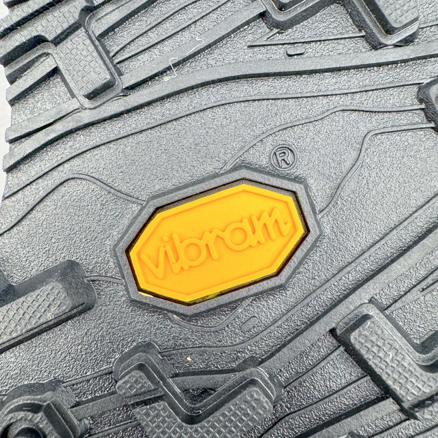 图片[19]-＃纯原 NORDA 001 G+ 轻便户外运动舒适防滑耐磨低帮跑步鞋 Norda是一个来自加拿大的品牌，由两位越野跑者Nicholas Martire 和Willamina Martire夫妇联合其他两位合作者创立，旨在打造全球最佳的越野跑鞋。在品牌正式成立之前，他们邀请了运动员、艺术家和材料专家，共同讨论如何塑造这个全新的品牌。最终，Norda品牌在2020年正式成立，但他们的第一双鞋子Norda001直到2022年1月才发布。在品牌成立的三年里，Norda总共只推出了两款跑鞋，但在配色和其他品牌的合作上却频频发力。包括Zegna、Ciele和Satisfy等跑步圈里的当红品牌，都进行了联名。Zegna更是在今年年初收购了一部分Norda的股份，并宣称将会在未来投入更多资金支持品牌的发展。尺码：36 36.5 37.5 38 38.5 39 40 40.5 41 42 42.5 43 44 44.5 45 46-选品中心