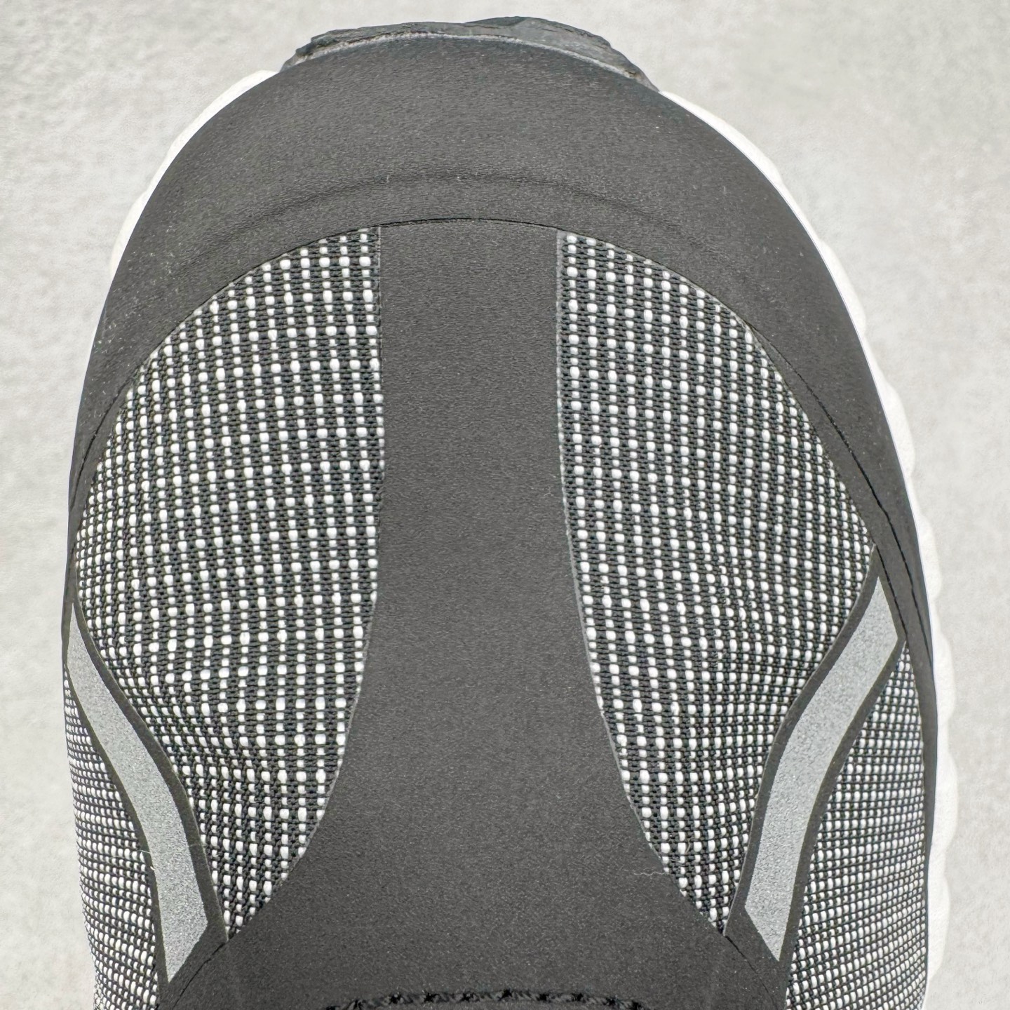 图片[14]-＃纯原 NORDA 001 G+ 轻便户外运动舒适防滑耐磨低帮跑步鞋 Norda是一个来自加拿大的品牌，由两位越野跑者Nicholas Martire 和Willamina Martire夫妇联合其他两位合作者创立，旨在打造全球最佳的越野跑鞋。在品牌正式成立之前，他们邀请了运动员、艺术家和材料专家，共同讨论如何塑造这个全新的品牌。最终，Norda品牌在2020年正式成立，但他们的第一双鞋子Norda001直到2022年1月才发布。在品牌成立的三年里，Norda总共只推出了两款跑鞋，但在配色和其他品牌的合作上却频频发力。包括Zegna、Ciele和Satisfy等跑步圈里的当红品牌，都进行了联名。Zegna更是在今年年初收购了一部分Norda的股份，并宣称将会在未来投入更多资金支持品牌的发展。尺码：36 36.5 37.5 38 38.5 39 40 40.5 41 42 42.5 43 44 44.5 45 46-选品中心