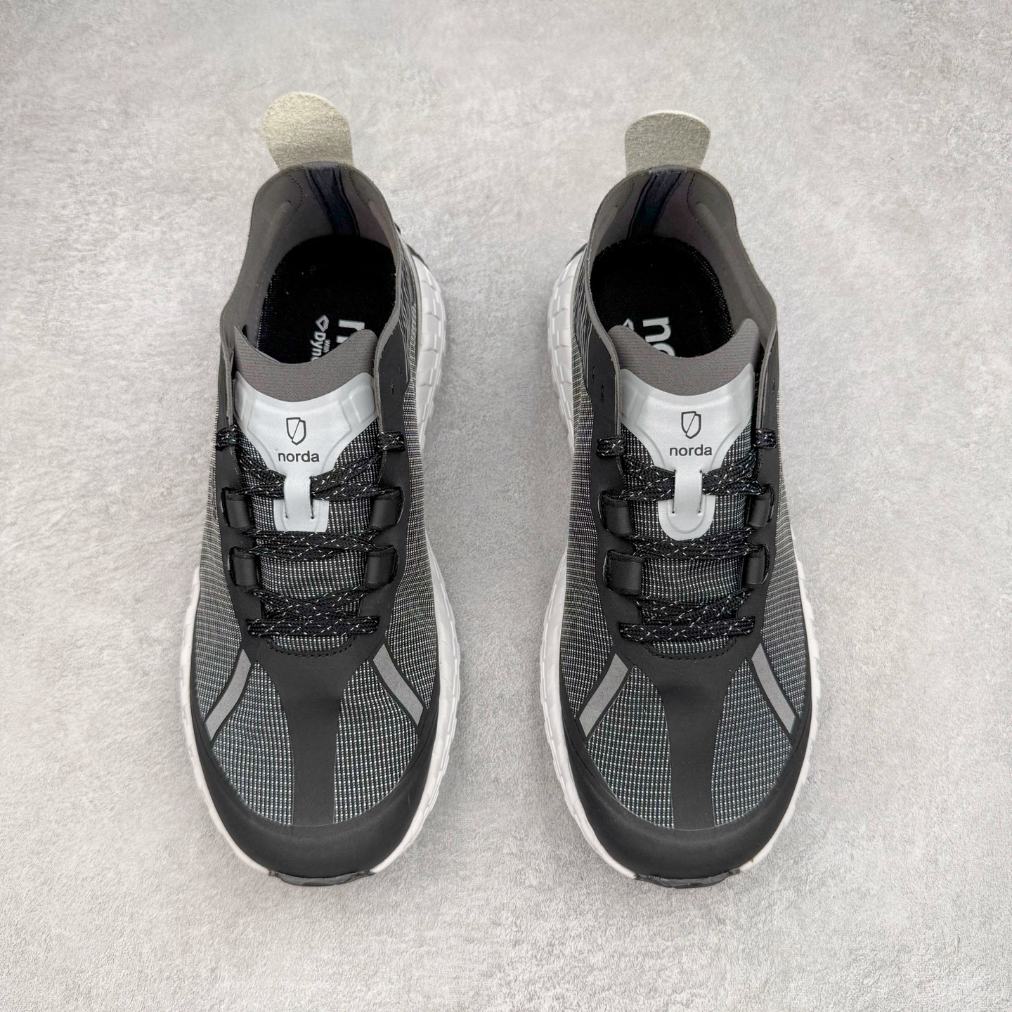 图片[2]-＃纯原 NORDA 001 G+ 轻便户外运动舒适防滑耐磨低帮跑步鞋 Norda是一个来自加拿大的品牌，由两位越野跑者Nicholas Martire 和Willamina Martire夫妇联合其他两位合作者创立，旨在打造全球最佳的越野跑鞋。在品牌正式成立之前，他们邀请了运动员、艺术家和材料专家，共同讨论如何塑造这个全新的品牌。最终，Norda品牌在2020年正式成立，但他们的第一双鞋子Norda001直到2022年1月才发布。在品牌成立的三年里，Norda总共只推出了两款跑鞋，但在配色和其他品牌的合作上却频频发力。包括Zegna、Ciele和Satisfy等跑步圈里的当红品牌，都进行了联名。Zegna更是在今年年初收购了一部分Norda的股份，并宣称将会在未来投入更多资金支持品牌的发展。尺码：36 36.5 37.5 38 38.5 39 40 40.5 41 42 42.5 43 44 44.5 45 46-选品中心