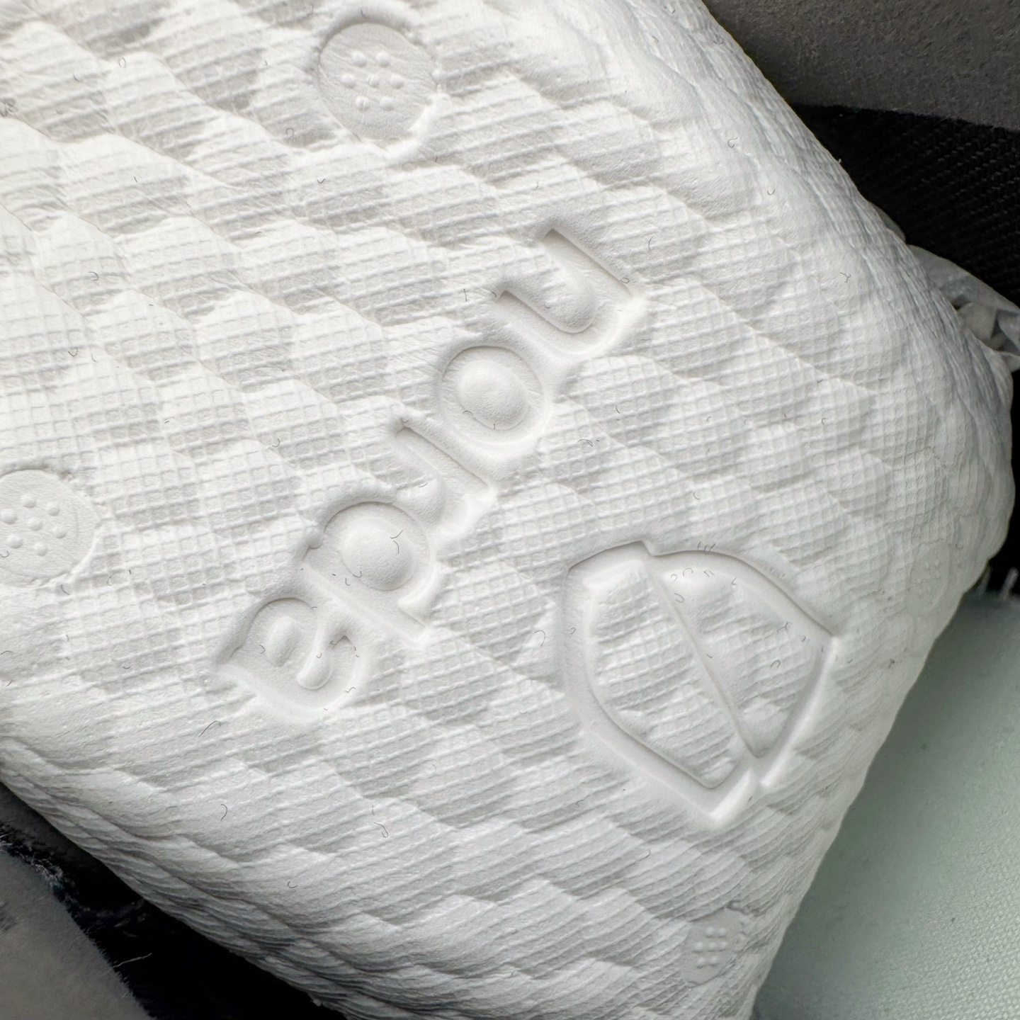 图片[11]-＃纯原 NORDA 001 G+ 轻便户外运动舒适防滑耐磨低帮跑步鞋 Norda是一个来自加拿大的品牌，由两位越野跑者Nicholas Martire 和Willamina Martire夫妇联合其他两位合作者创立，旨在打造全球最佳的越野跑鞋。在品牌正式成立之前，他们邀请了运动员、艺术家和材料专家，共同讨论如何塑造这个全新的品牌。最终，Norda品牌在2020年正式成立，但他们的第一双鞋子Norda001直到2022年1月才发布。在品牌成立的三年里，Norda总共只推出了两款跑鞋，但在配色和其他品牌的合作上却频频发力。包括Zegna、Ciele和Satisfy等跑步圈里的当红品牌，都进行了联名。Zegna更是在今年年初收购了一部分Norda的股份，并宣称将会在未来投入更多资金支持品牌的发展。尺码：36 36.5 37.5 38 38.5 39 40 40.5 41 42 42.5 43 44 44.5 45 46-选品中心