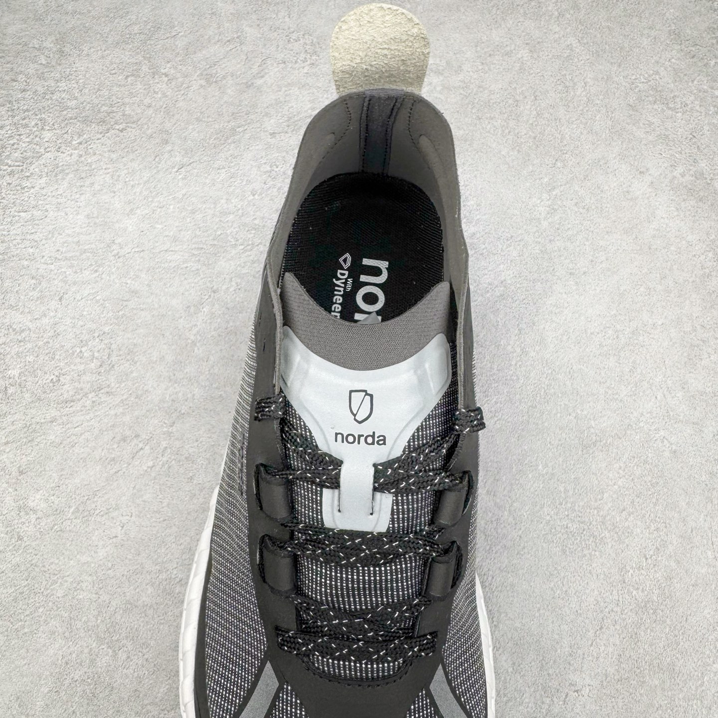 图片[5]-＃纯原 NORDA 001 G+ 轻便户外运动舒适防滑耐磨低帮跑步鞋 Norda是一个来自加拿大的品牌，由两位越野跑者Nicholas Martire 和Willamina Martire夫妇联合其他两位合作者创立，旨在打造全球最佳的越野跑鞋。在品牌正式成立之前，他们邀请了运动员、艺术家和材料专家，共同讨论如何塑造这个全新的品牌。最终，Norda品牌在2020年正式成立，但他们的第一双鞋子Norda001直到2022年1月才发布。在品牌成立的三年里，Norda总共只推出了两款跑鞋，但在配色和其他品牌的合作上却频频发力。包括Zegna、Ciele和Satisfy等跑步圈里的当红品牌，都进行了联名。Zegna更是在今年年初收购了一部分Norda的股份，并宣称将会在未来投入更多资金支持品牌的发展。尺码：36 36.5 37.5 38 38.5 39 40 40.5 41 42 42.5 43 44 44.5 45 46-选品中心