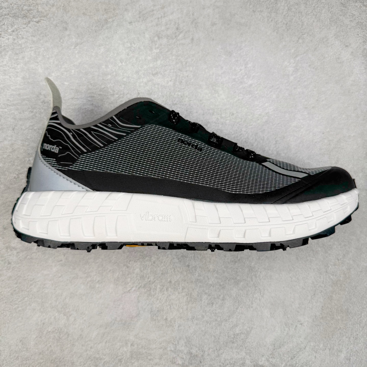 ＃纯原 NORDA 001 G+ 轻便户外运动舒适防滑耐磨低帮跑步鞋 Norda是一个来自加拿大的品牌，由两位越野跑者Nicholas Martire 和Willamina Martire夫妇联合其他两位合作者创立，旨在打造全球最佳的越野跑鞋。在品牌正式成立之前，他们邀请了运动员、艺术家和材料专家，共同讨论如何塑造这个全新的品牌。最终，Norda品牌在2020年正式成立，但他们的第一双鞋子Norda001直到2022年1月才发布。在品牌成立的三年里，Norda总共只推出了两款跑鞋，但在配色和其他品牌的合作上却频频发力。包括Zegna、Ciele和Satisfy等跑步圈里的当红品牌，都进行了联名。Zegna更是在今年年初收购了一部分Norda的股份，并宣称将会在未来投入更多资金支持品牌的发展。尺码：36 36.5 37.5 38 38.5 39 40 40.5 41 42 42.5 43 44 44.5 45 46-选品中心