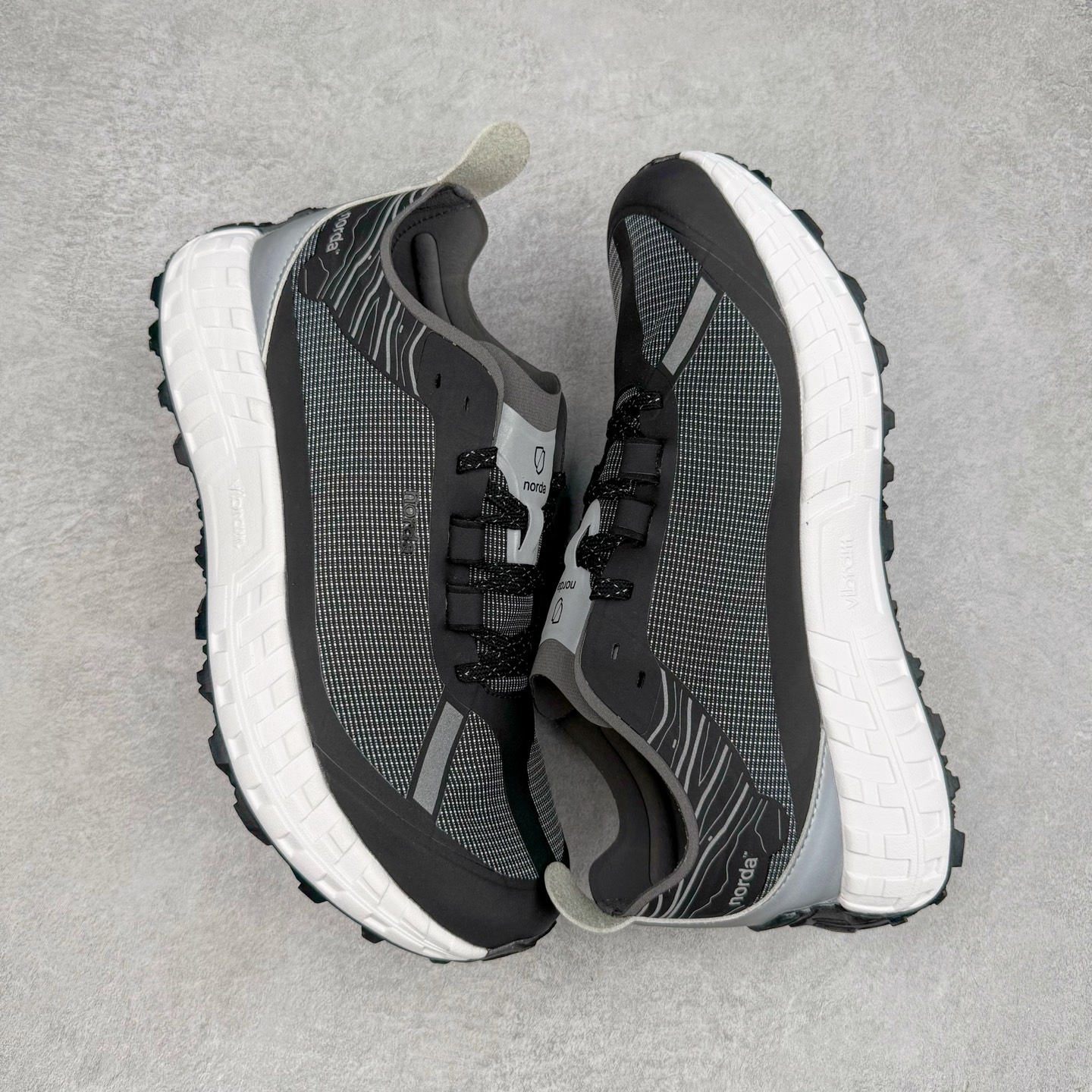 图片[3]-＃纯原 NORDA 001 G+ 轻便户外运动舒适防滑耐磨低帮跑步鞋 Norda是一个来自加拿大的品牌，由两位越野跑者Nicholas Martire 和Willamina Martire夫妇联合其他两位合作者创立，旨在打造全球最佳的越野跑鞋。在品牌正式成立之前，他们邀请了运动员、艺术家和材料专家，共同讨论如何塑造这个全新的品牌。最终，Norda品牌在2020年正式成立，但他们的第一双鞋子Norda001直到2022年1月才发布。在品牌成立的三年里，Norda总共只推出了两款跑鞋，但在配色和其他品牌的合作上却频频发力。包括Zegna、Ciele和Satisfy等跑步圈里的当红品牌，都进行了联名。Zegna更是在今年年初收购了一部分Norda的股份，并宣称将会在未来投入更多资金支持品牌的发展。尺码：36 36.5 37.5 38 38.5 39 40 40.5 41 42 42.5 43 44 44.5 45 46-选品中心