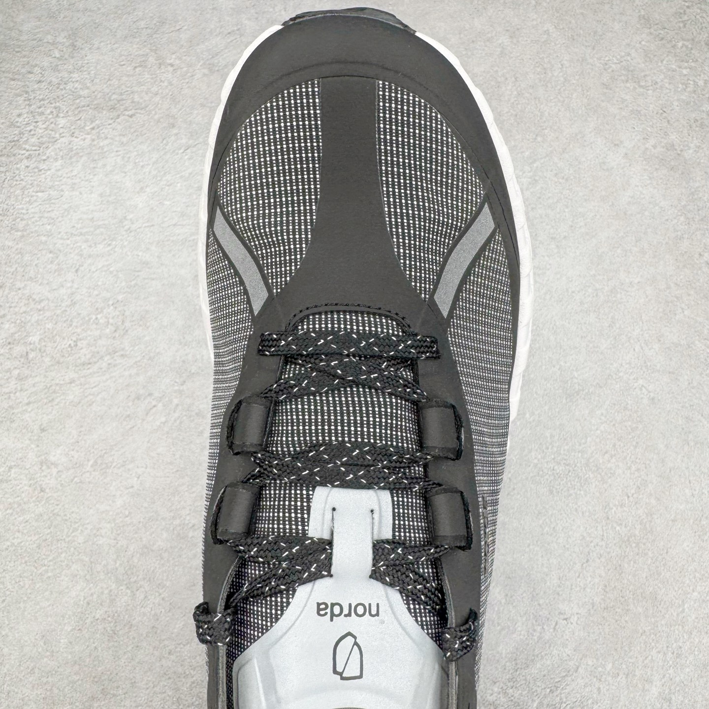 图片[4]-＃纯原 NORDA 001 G+ 轻便户外运动舒适防滑耐磨低帮跑步鞋 Norda是一个来自加拿大的品牌，由两位越野跑者Nicholas Martire 和Willamina Martire夫妇联合其他两位合作者创立，旨在打造全球最佳的越野跑鞋。在品牌正式成立之前，他们邀请了运动员、艺术家和材料专家，共同讨论如何塑造这个全新的品牌。最终，Norda品牌在2020年正式成立，但他们的第一双鞋子Norda001直到2022年1月才发布。在品牌成立的三年里，Norda总共只推出了两款跑鞋，但在配色和其他品牌的合作上却频频发力。包括Zegna、Ciele和Satisfy等跑步圈里的当红品牌，都进行了联名。Zegna更是在今年年初收购了一部分Norda的股份，并宣称将会在未来投入更多资金支持品牌的发展。尺码：36 36.5 37.5 38 38.5 39 40 40.5 41 42 42.5 43 44 44.5 45 46-选品中心