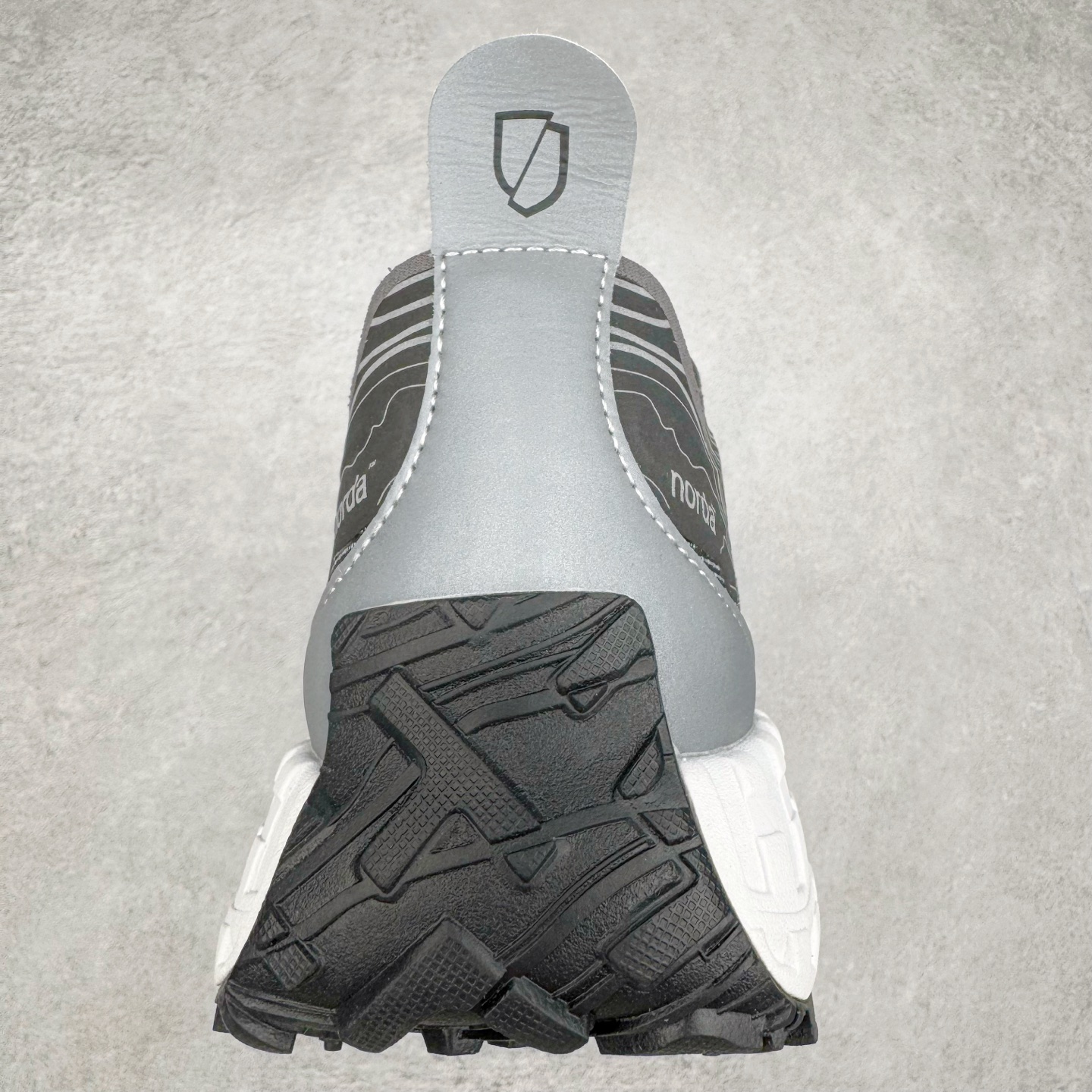 图片[8]-＃纯原 NORDA 001 G+ 轻便户外运动舒适防滑耐磨低帮跑步鞋 Norda是一个来自加拿大的品牌，由两位越野跑者Nicholas Martire 和Willamina Martire夫妇联合其他两位合作者创立，旨在打造全球最佳的越野跑鞋。在品牌正式成立之前，他们邀请了运动员、艺术家和材料专家，共同讨论如何塑造这个全新的品牌。最终，Norda品牌在2020年正式成立，但他们的第一双鞋子Norda001直到2022年1月才发布。在品牌成立的三年里，Norda总共只推出了两款跑鞋，但在配色和其他品牌的合作上却频频发力。包括Zegna、Ciele和Satisfy等跑步圈里的当红品牌，都进行了联名。Zegna更是在今年年初收购了一部分Norda的股份，并宣称将会在未来投入更多资金支持品牌的发展。尺码：36 36.5 37.5 38 38.5 39 40 40.5 41 42 42.5 43 44 44.5 45 46-选品中心