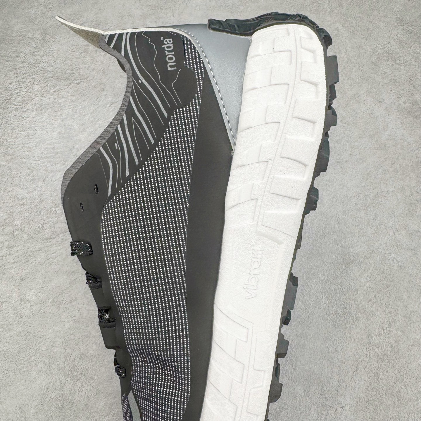 图片[7]-＃纯原 NORDA 001 G+ 轻便户外运动舒适防滑耐磨低帮跑步鞋 Norda是一个来自加拿大的品牌，由两位越野跑者Nicholas Martire 和Willamina Martire夫妇联合其他两位合作者创立，旨在打造全球最佳的越野跑鞋。在品牌正式成立之前，他们邀请了运动员、艺术家和材料专家，共同讨论如何塑造这个全新的品牌。最终，Norda品牌在2020年正式成立，但他们的第一双鞋子Norda001直到2022年1月才发布。在品牌成立的三年里，Norda总共只推出了两款跑鞋，但在配色和其他品牌的合作上却频频发力。包括Zegna、Ciele和Satisfy等跑步圈里的当红品牌，都进行了联名。Zegna更是在今年年初收购了一部分Norda的股份，并宣称将会在未来投入更多资金支持品牌的发展。尺码：36 36.5 37.5 38 38.5 39 40 40.5 41 42 42.5 43 44 44.5 45 46-选品中心