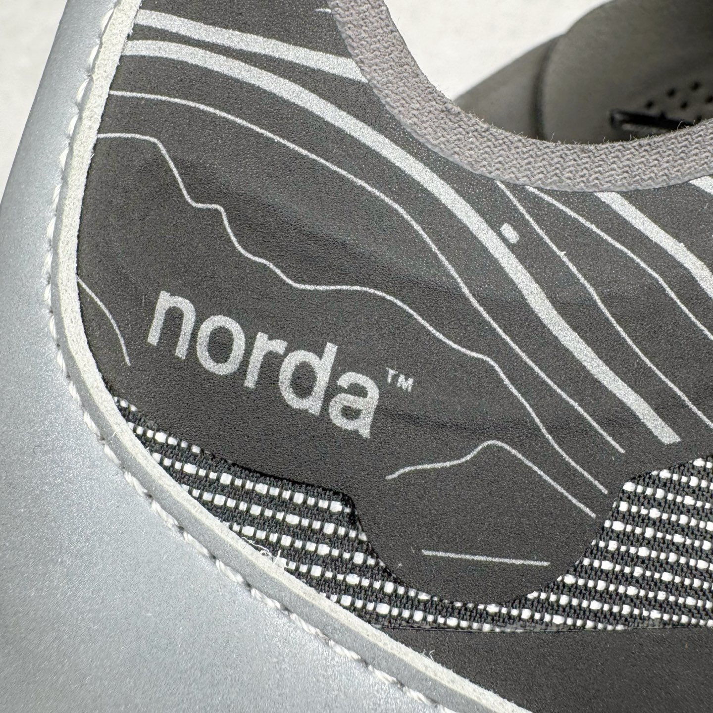 图片[16]-＃纯原 NORDA 001 G+ 轻便户外运动舒适防滑耐磨低帮跑步鞋 Norda是一个来自加拿大的品牌，由两位越野跑者Nicholas Martire 和Willamina Martire夫妇联合其他两位合作者创立，旨在打造全球最佳的越野跑鞋。在品牌正式成立之前，他们邀请了运动员、艺术家和材料专家，共同讨论如何塑造这个全新的品牌。最终，Norda品牌在2020年正式成立，但他们的第一双鞋子Norda001直到2022年1月才发布。在品牌成立的三年里，Norda总共只推出了两款跑鞋，但在配色和其他品牌的合作上却频频发力。包括Zegna、Ciele和Satisfy等跑步圈里的当红品牌，都进行了联名。Zegna更是在今年年初收购了一部分Norda的股份，并宣称将会在未来投入更多资金支持品牌的发展。尺码：36 36.5 37.5 38 38.5 39 40 40.5 41 42 42.5 43 44 44.5 45 46-选品中心