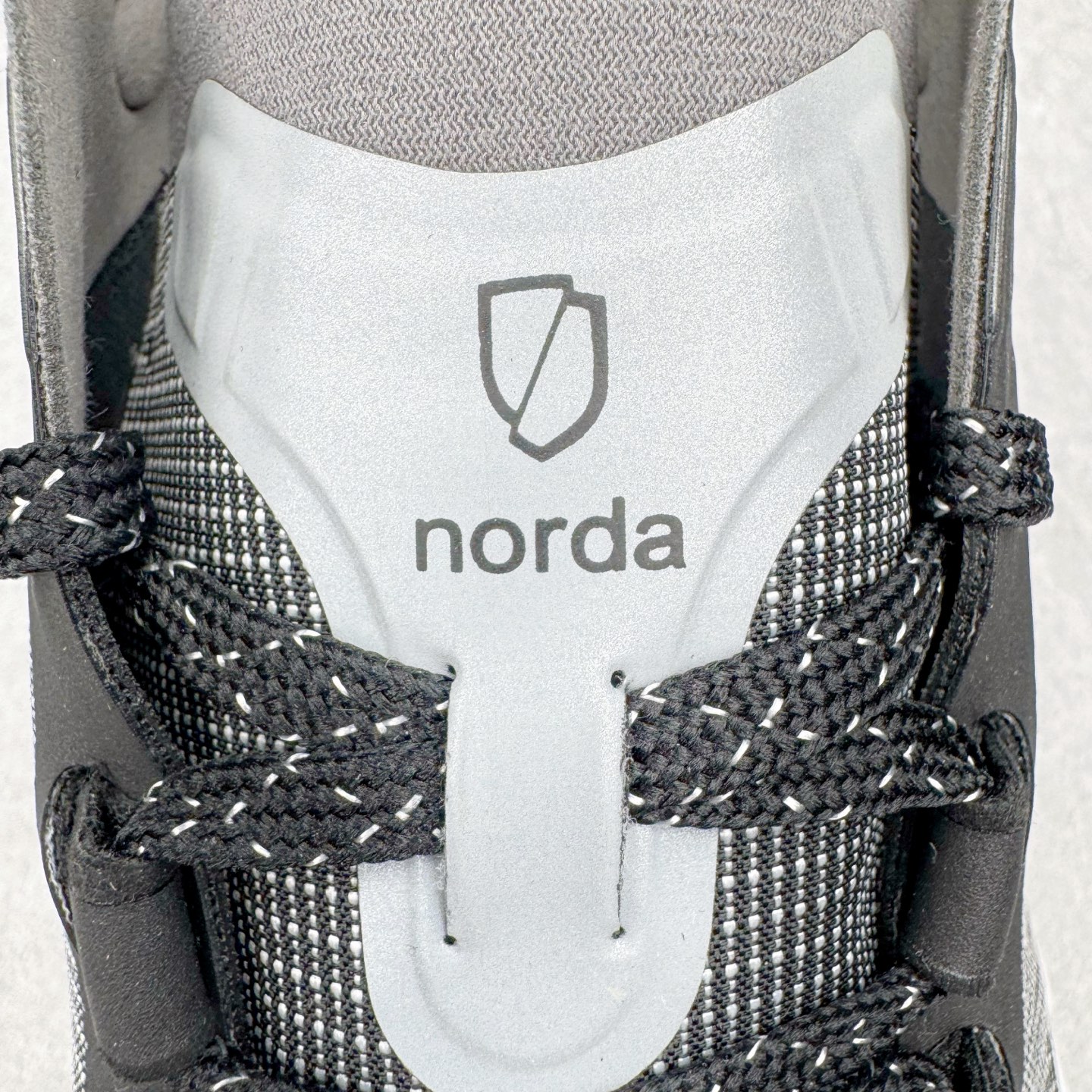 图片[13]-＃纯原 NORDA 001 G+ 轻便户外运动舒适防滑耐磨低帮跑步鞋 Norda是一个来自加拿大的品牌，由两位越野跑者Nicholas Martire 和Willamina Martire夫妇联合其他两位合作者创立，旨在打造全球最佳的越野跑鞋。在品牌正式成立之前，他们邀请了运动员、艺术家和材料专家，共同讨论如何塑造这个全新的品牌。最终，Norda品牌在2020年正式成立，但他们的第一双鞋子Norda001直到2022年1月才发布。在品牌成立的三年里，Norda总共只推出了两款跑鞋，但在配色和其他品牌的合作上却频频发力。包括Zegna、Ciele和Satisfy等跑步圈里的当红品牌，都进行了联名。Zegna更是在今年年初收购了一部分Norda的股份，并宣称将会在未来投入更多资金支持品牌的发展。尺码：36 36.5 37.5 38 38.5 39 40 40.5 41 42 42.5 43 44 44.5 45 46-选品中心