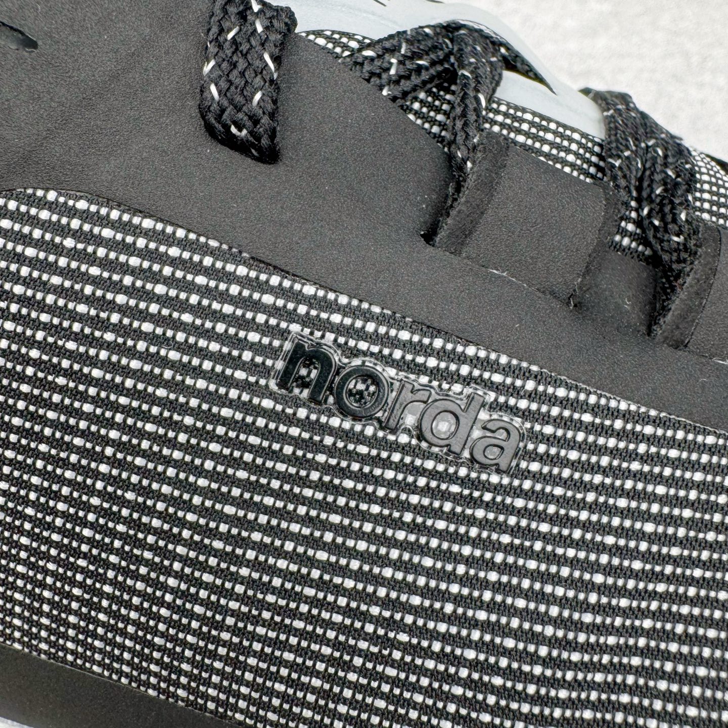 图片[17]-＃纯原 NORDA 001 G+ 轻便户外运动舒适防滑耐磨低帮跑步鞋 Norda是一个来自加拿大的品牌，由两位越野跑者Nicholas Martire 和Willamina Martire夫妇联合其他两位合作者创立，旨在打造全球最佳的越野跑鞋。在品牌正式成立之前，他们邀请了运动员、艺术家和材料专家，共同讨论如何塑造这个全新的品牌。最终，Norda品牌在2020年正式成立，但他们的第一双鞋子Norda001直到2022年1月才发布。在品牌成立的三年里，Norda总共只推出了两款跑鞋，但在配色和其他品牌的合作上却频频发力。包括Zegna、Ciele和Satisfy等跑步圈里的当红品牌，都进行了联名。Zegna更是在今年年初收购了一部分Norda的股份，并宣称将会在未来投入更多资金支持品牌的发展。尺码：36 36.5 37.5 38 38.5 39 40 40.5 41 42 42.5 43 44 44.5 45 46-选品中心