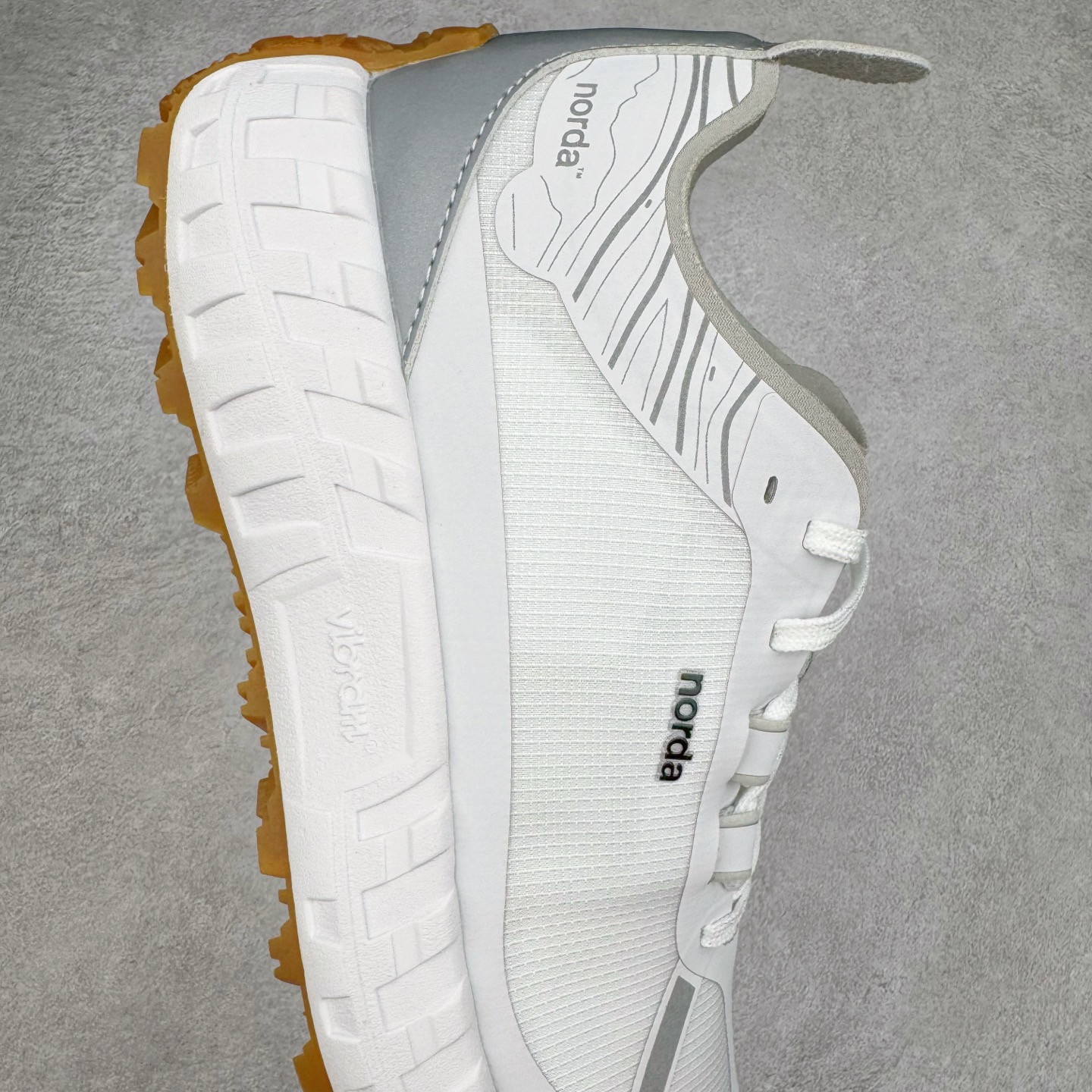 图片[6]-＃纯原 NORDA 001 G+ 轻便户外运动舒适防滑耐磨低帮跑步鞋 Norda是一个来自加拿大的品牌，由两位越野跑者Nicholas Martire 和Willamina Martire夫妇联合其他两位合作者创立，旨在打造全球最佳的越野跑鞋。在品牌正式成立之前，他们邀请了运动员、艺术家和材料专家，共同讨论如何塑造这个全新的品牌。最终，Norda品牌在2020年正式成立，但他们的第一双鞋子Norda001直到2022年1月才发布。在品牌成立的三年里，Norda总共只推出了两款跑鞋，但在配色和其他品牌的合作上却频频发力。包括Zegna、Ciele和Satisfy等跑步圈里的当红品牌，都进行了联名。Zegna更是在今年年初收购了一部分Norda的股份，并宣称将会在未来投入更多资金支持品牌的发展。尺码：36 36.5 37.5 38 38.5 39 40 40.5 41 42 42.5 43 44 44.5 45 46-选品中心