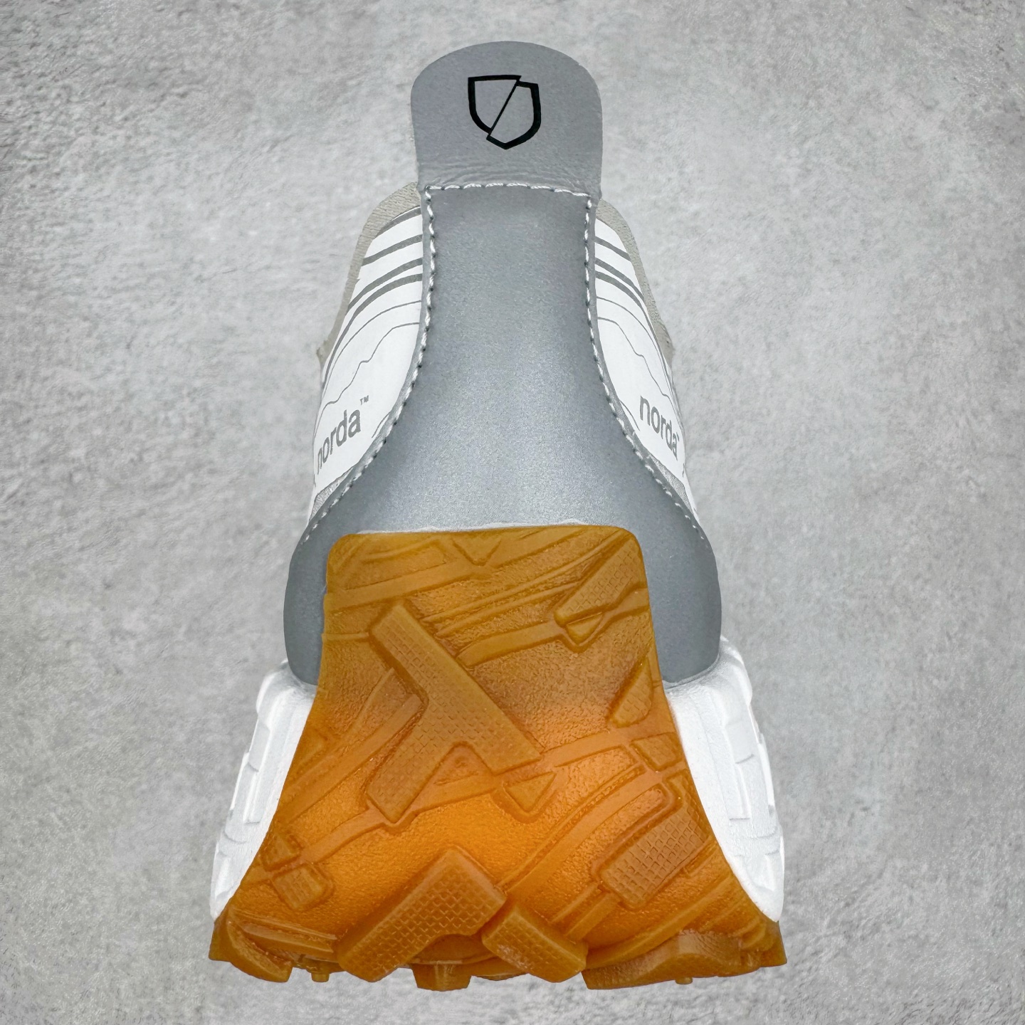 图片[8]-＃纯原 NORDA 001 G+ 轻便户外运动舒适防滑耐磨低帮跑步鞋 Norda是一个来自加拿大的品牌，由两位越野跑者Nicholas Martire 和Willamina Martire夫妇联合其他两位合作者创立，旨在打造全球最佳的越野跑鞋。在品牌正式成立之前，他们邀请了运动员、艺术家和材料专家，共同讨论如何塑造这个全新的品牌。最终，Norda品牌在2020年正式成立，但他们的第一双鞋子Norda001直到2022年1月才发布。在品牌成立的三年里，Norda总共只推出了两款跑鞋，但在配色和其他品牌的合作上却频频发力。包括Zegna、Ciele和Satisfy等跑步圈里的当红品牌，都进行了联名。Zegna更是在今年年初收购了一部分Norda的股份，并宣称将会在未来投入更多资金支持品牌的发展。尺码：36 36.5 37.5 38 38.5 39 40 40.5 41 42 42.5 43 44 44.5 45 46-选品中心