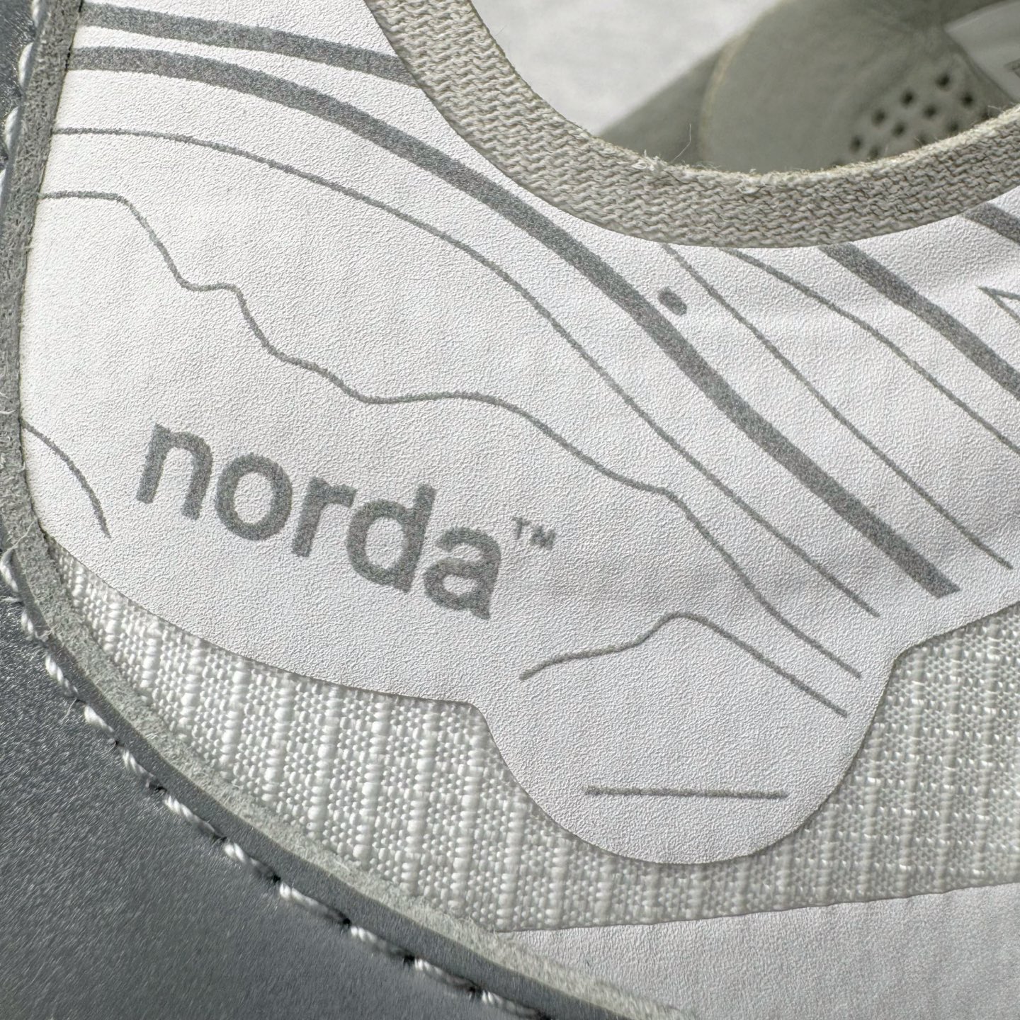 图片[18]-＃纯原 NORDA 001 G+ 轻便户外运动舒适防滑耐磨低帮跑步鞋 Norda是一个来自加拿大的品牌，由两位越野跑者Nicholas Martire 和Willamina Martire夫妇联合其他两位合作者创立，旨在打造全球最佳的越野跑鞋。在品牌正式成立之前，他们邀请了运动员、艺术家和材料专家，共同讨论如何塑造这个全新的品牌。最终，Norda品牌在2020年正式成立，但他们的第一双鞋子Norda001直到2022年1月才发布。在品牌成立的三年里，Norda总共只推出了两款跑鞋，但在配色和其他品牌的合作上却频频发力。包括Zegna、Ciele和Satisfy等跑步圈里的当红品牌，都进行了联名。Zegna更是在今年年初收购了一部分Norda的股份，并宣称将会在未来投入更多资金支持品牌的发展。尺码：36 36.5 37.5 38 38.5 39 40 40.5 41 42 42.5 43 44 44.5 45 46-选品中心